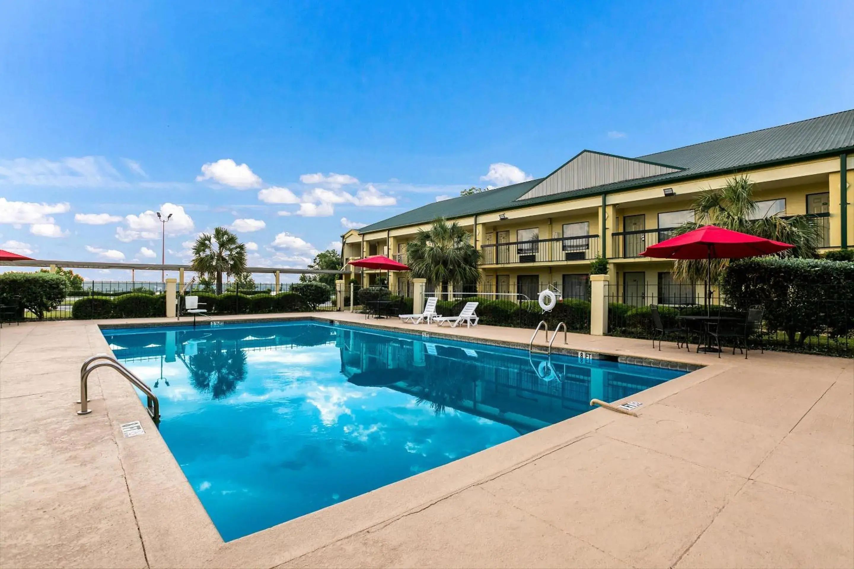 Swimming pool in Quality Inn & Suites near Lake Eufaula Swimming pool in Quality Inn & Suites near Lake Eufaula