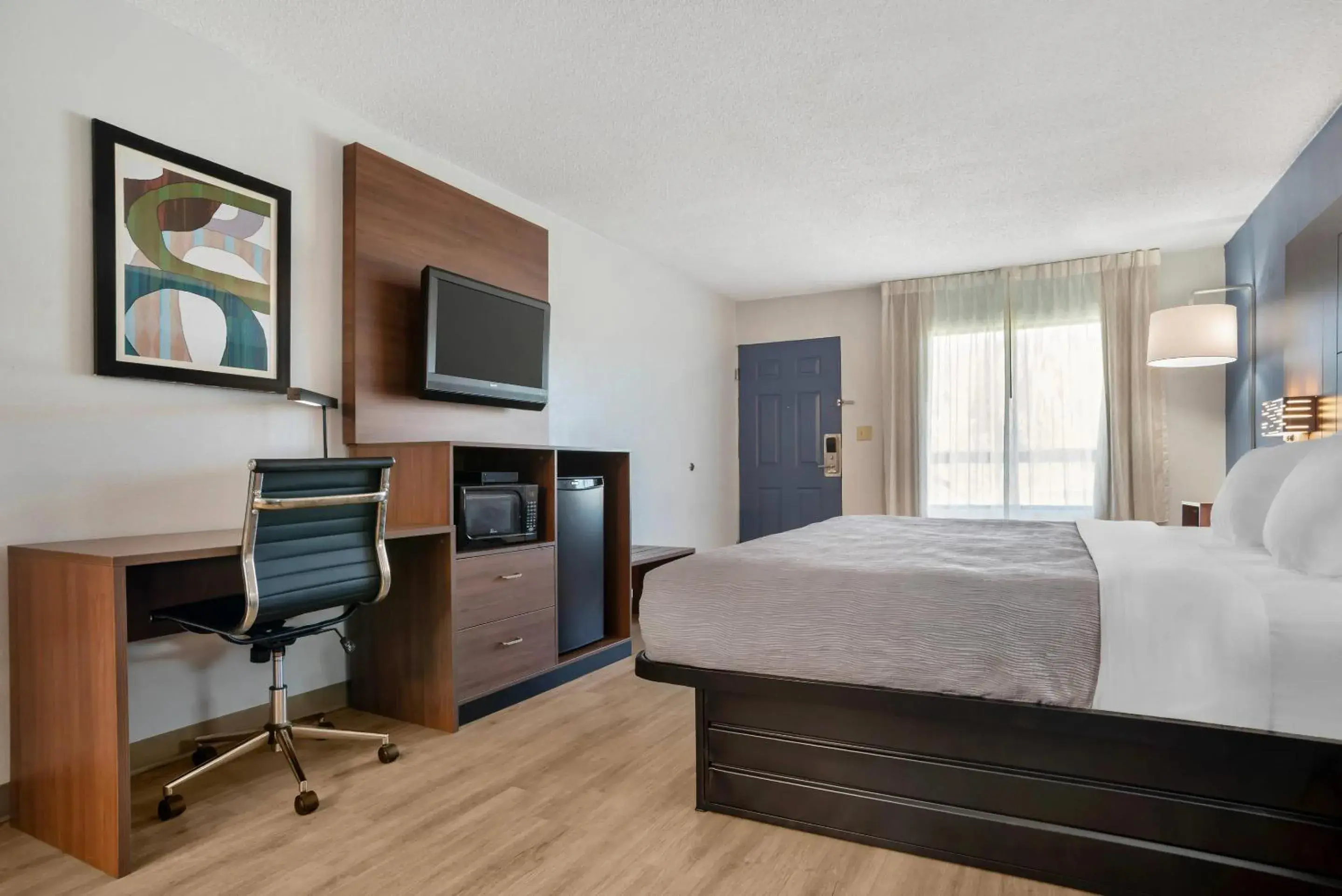 Bedroom, Bed in Quality Inn & Suites near Lake Eufaula Bedroom, Bed in Quality Inn & Suites near Lake Eufaula