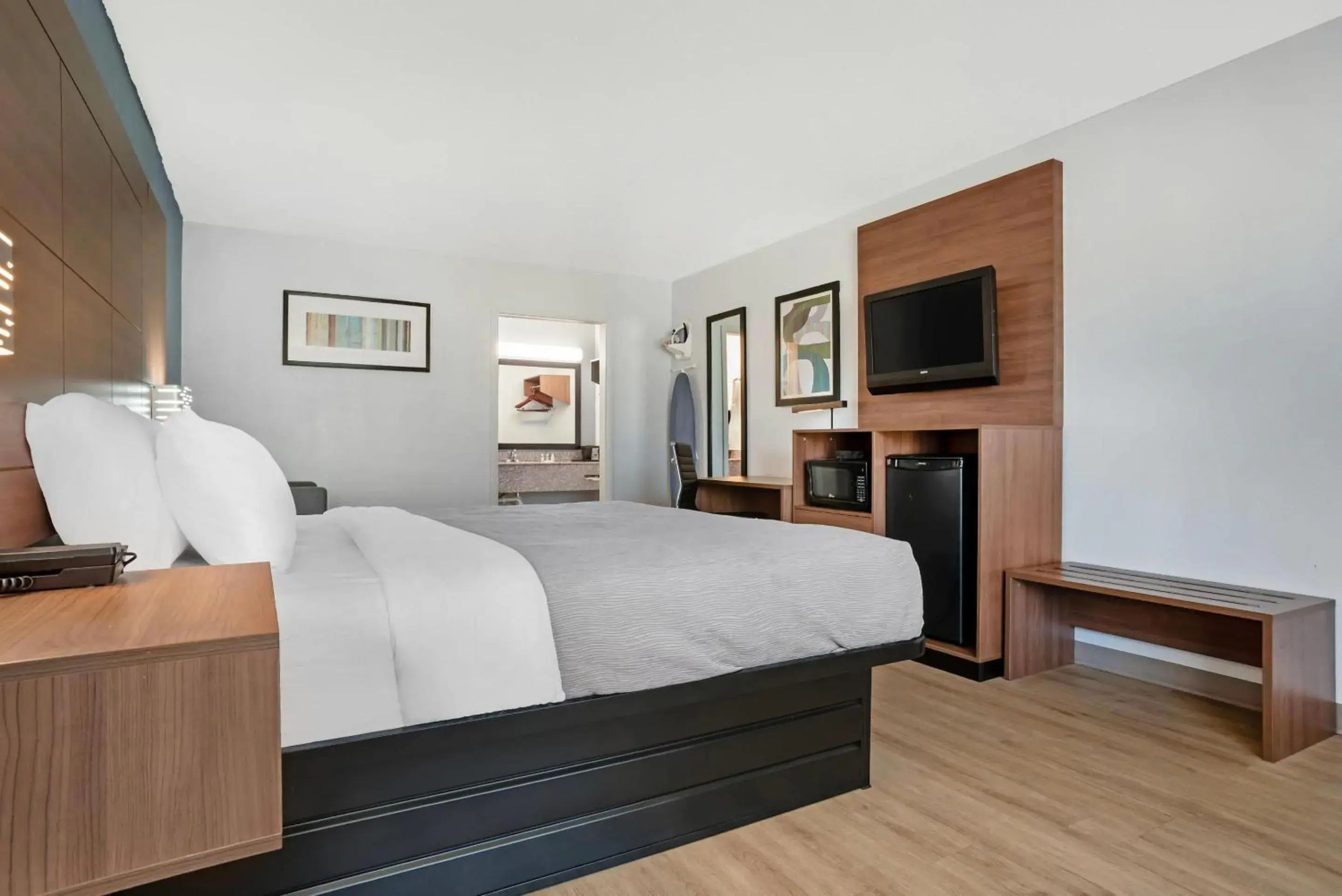 Bedroom, Bed in Quality Inn & Suites near Lake Eufaula Bedroom, Bed in Quality Inn & Suites near Lake Eufaula