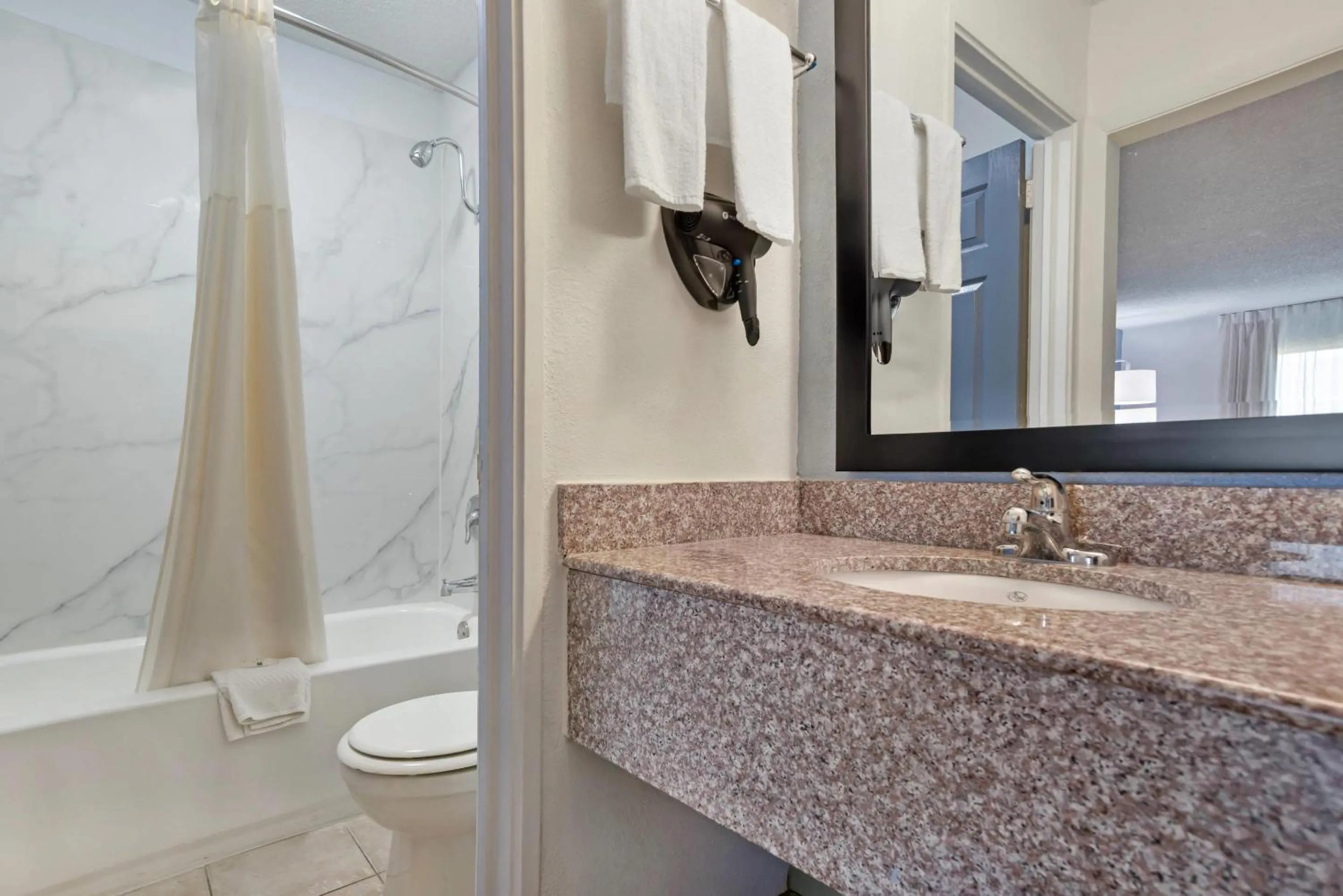 Bedroom in Quality Inn & Suites near Lake Eufaula