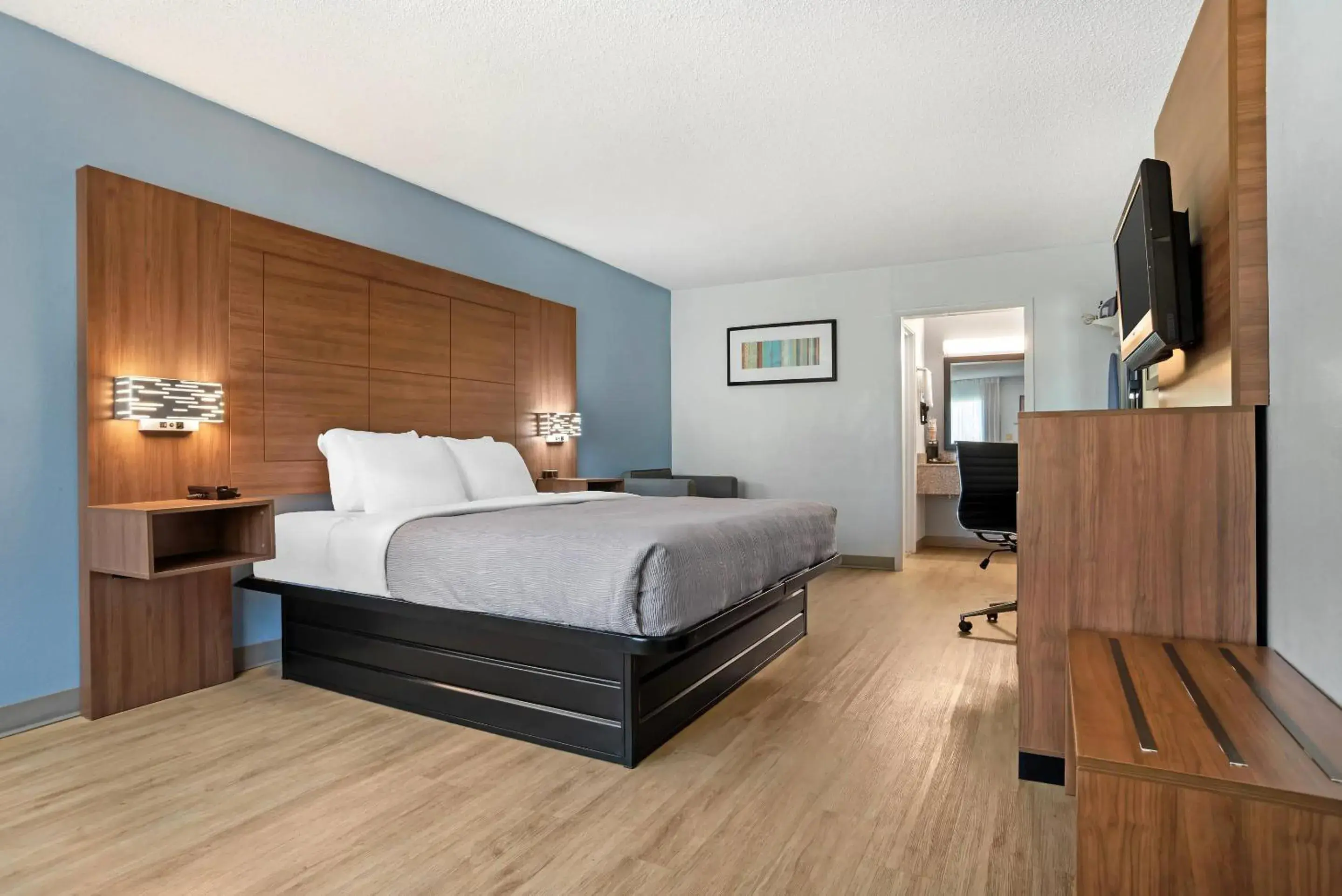 Bedroom, Bed in Quality Inn & Suites near Lake Eufaula Bedroom, Bed in Quality Inn & Suites near Lake Eufaula