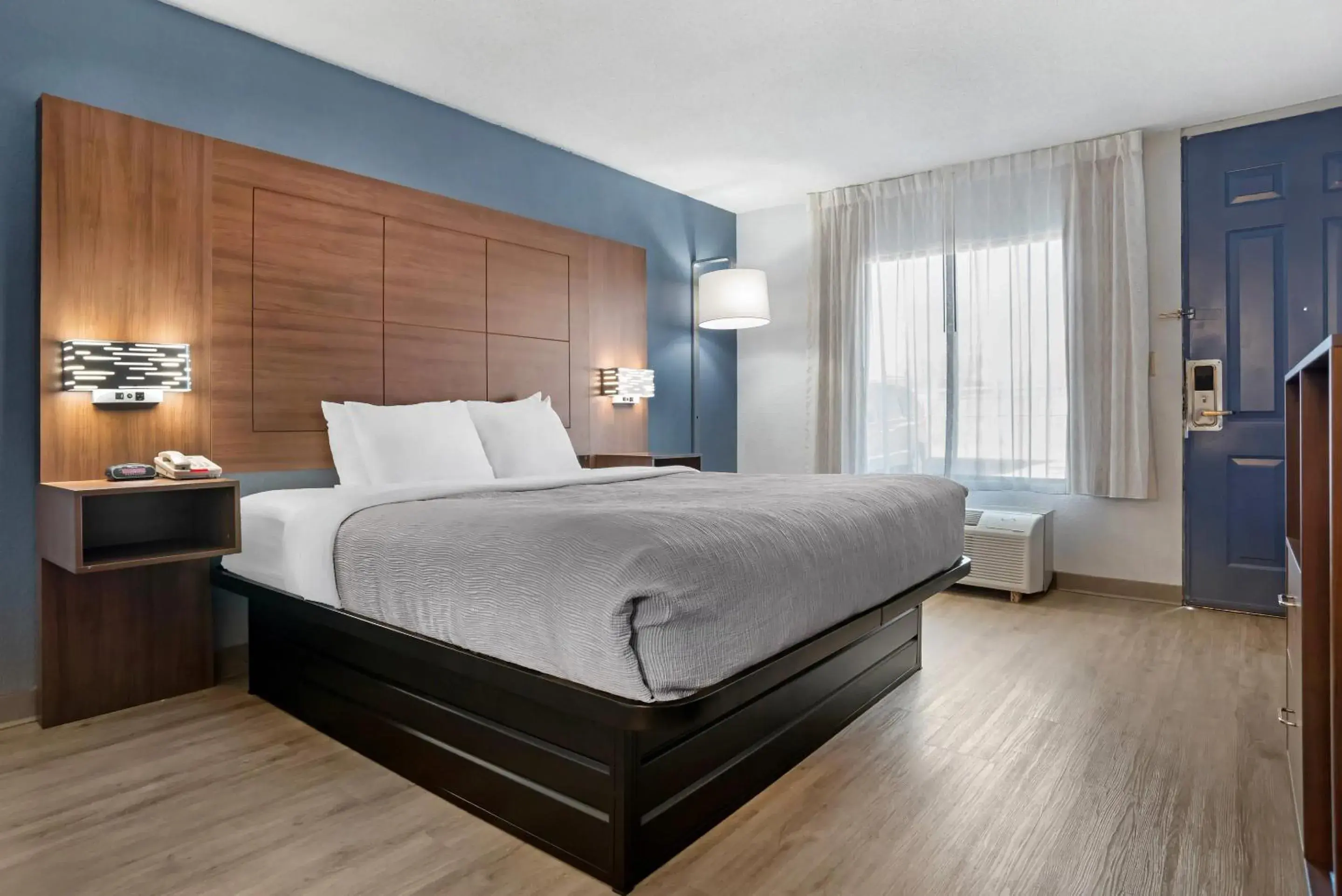 Bedroom, Bed in Quality Inn & Suites near Lake Eufaula Bedroom, Bed in Quality Inn & Suites near Lake Eufaula