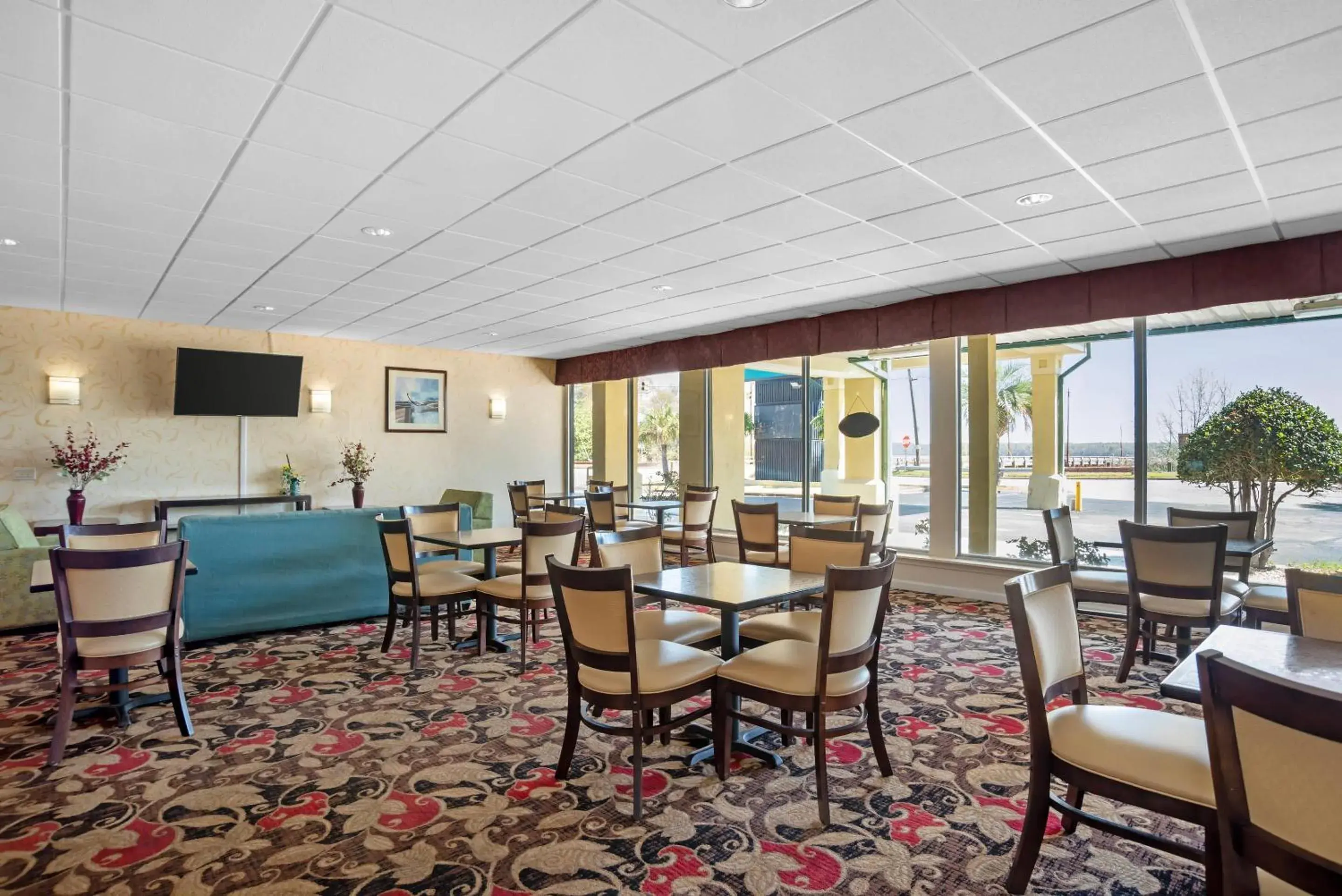 Breakfast in Quality Inn & Suites near Lake Eufaula Breakfast in Quality Inn & Suites near Lake Eufaula