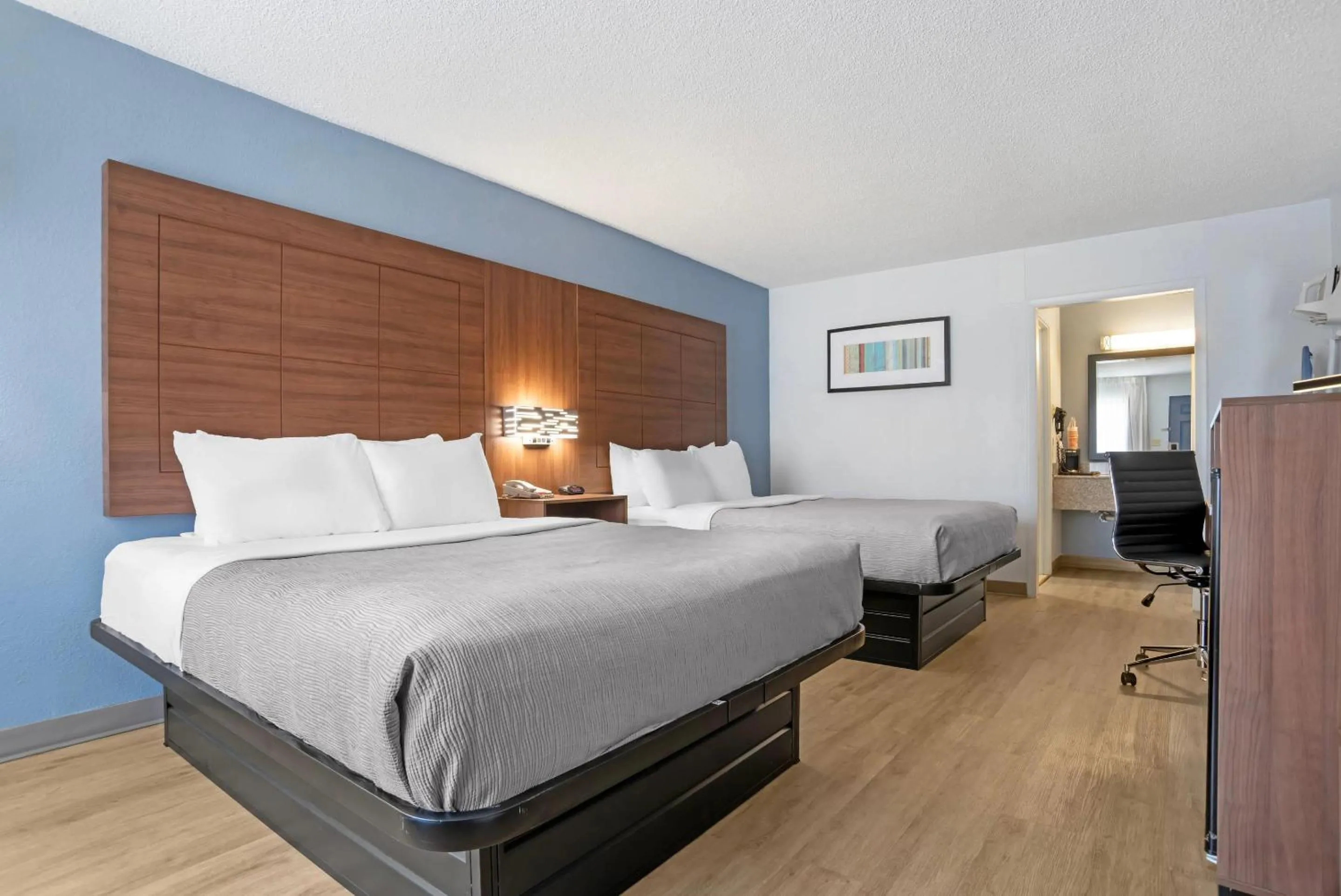 Bedroom, Bed in Quality Inn & Suites near Lake Eufaula