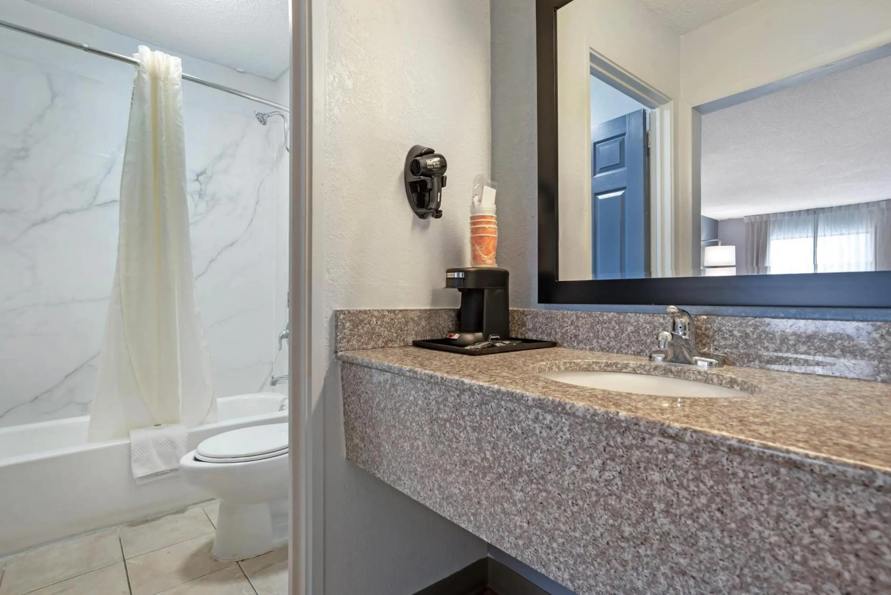 Bedroom in Quality Inn & Suites near Lake Eufaula