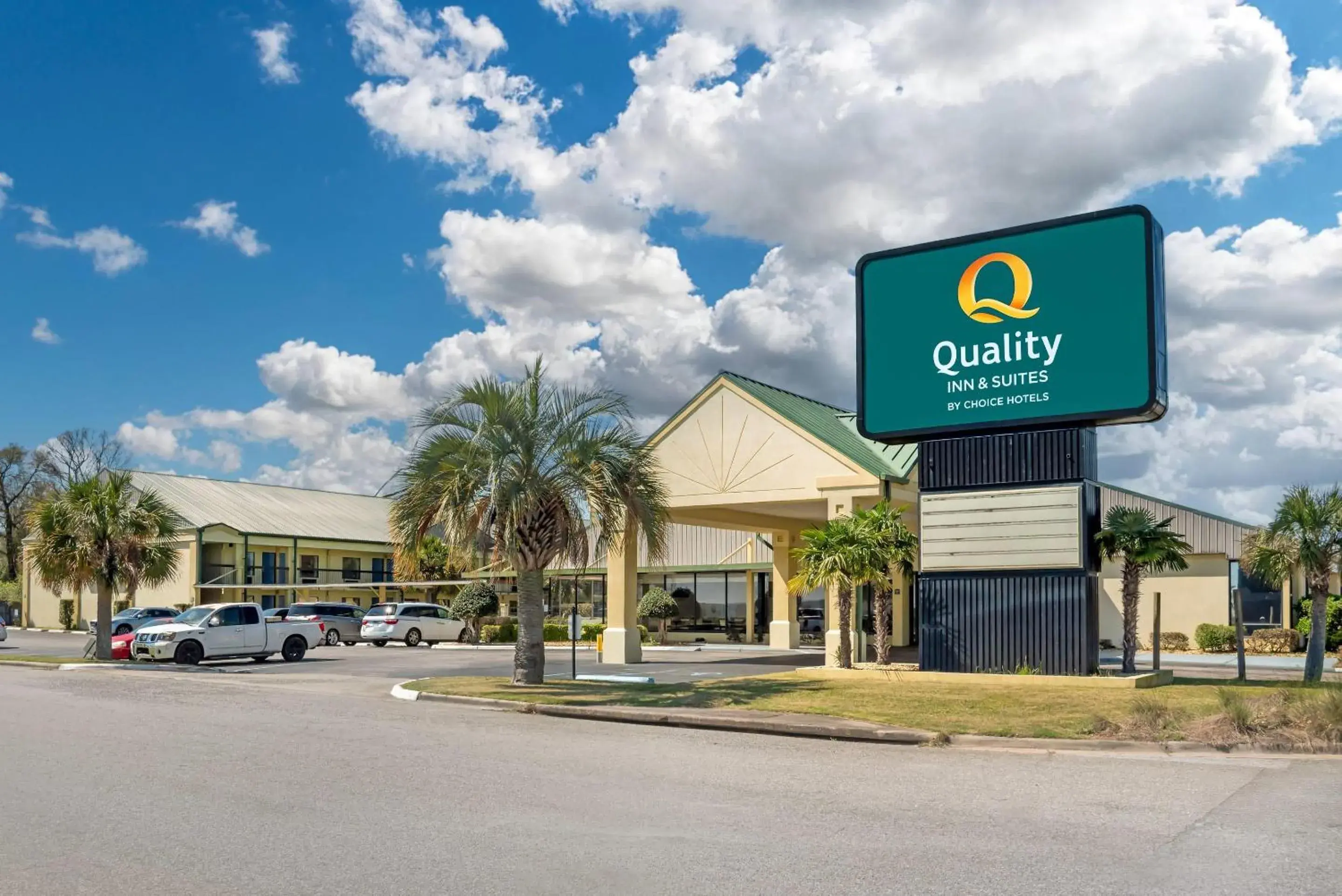 Property building in Quality Inn & Suites near Lake Eufaula Property building in Quality Inn & Suites near Lake Eufaula