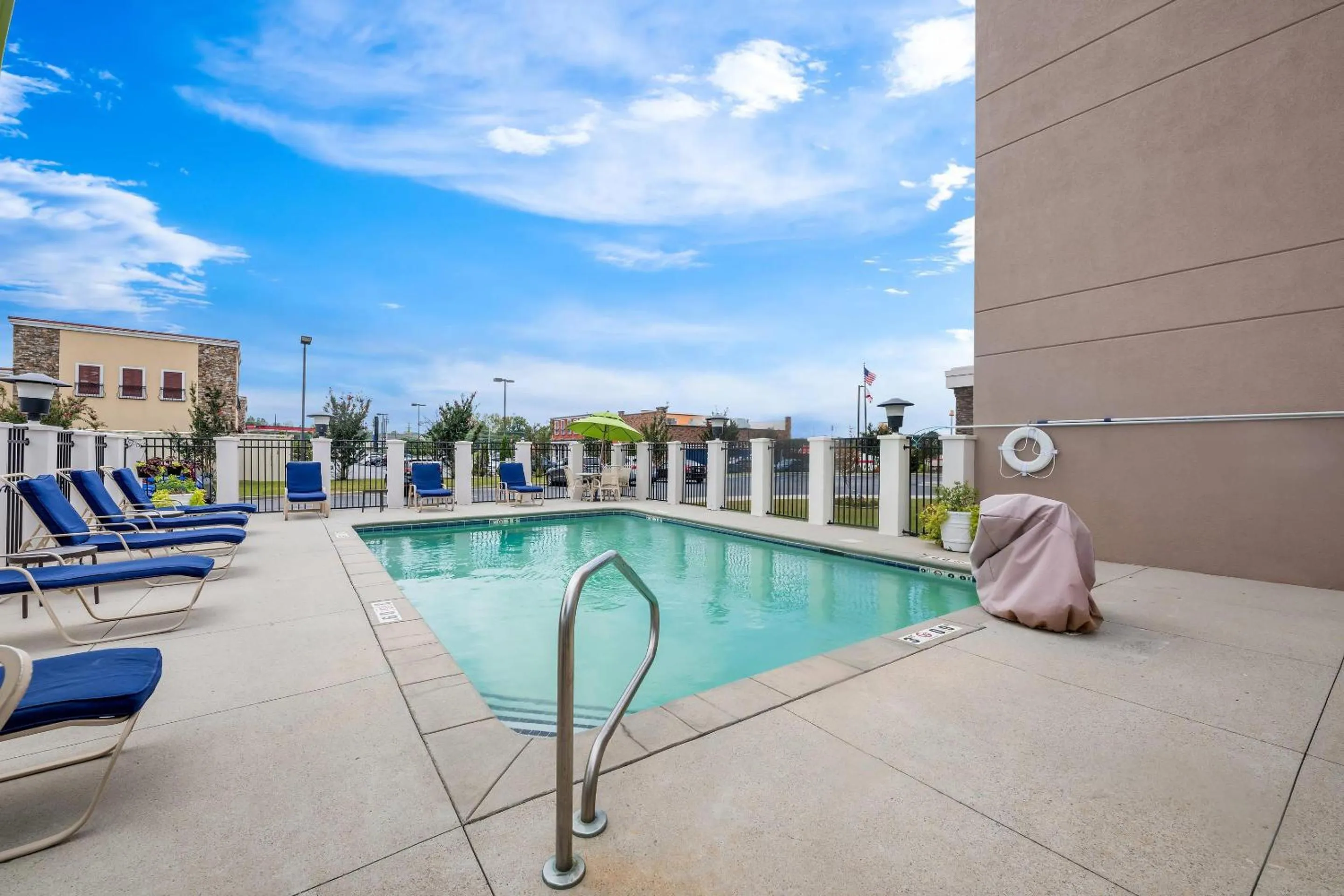 Swimming pool in Comfort Suites Cullman I-65 Exit 310