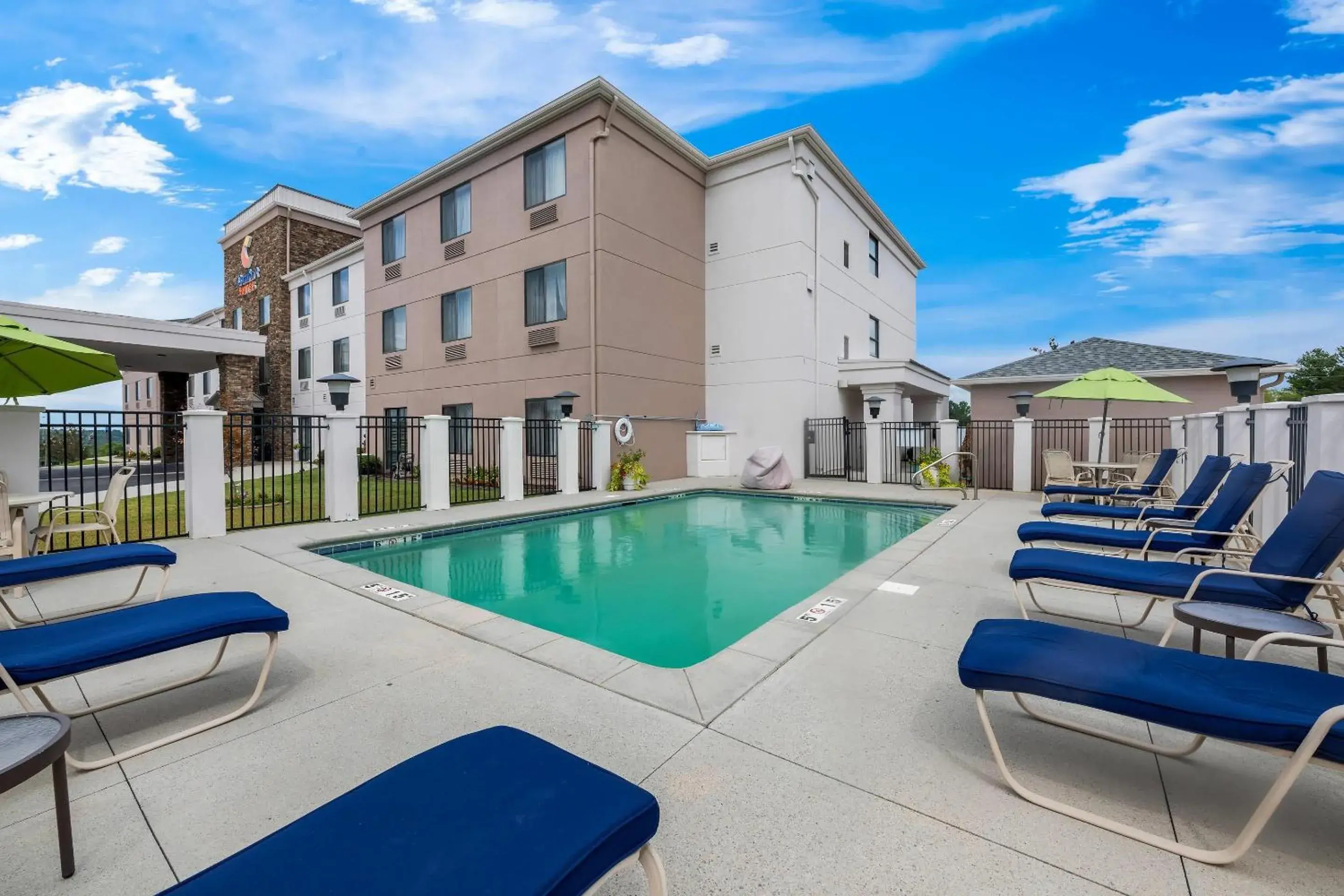 Swimming pool in Comfort Suites Cullman I-65 Exit 310 Swimming pool in Comfort Suites Cullman I-65 Exit 310