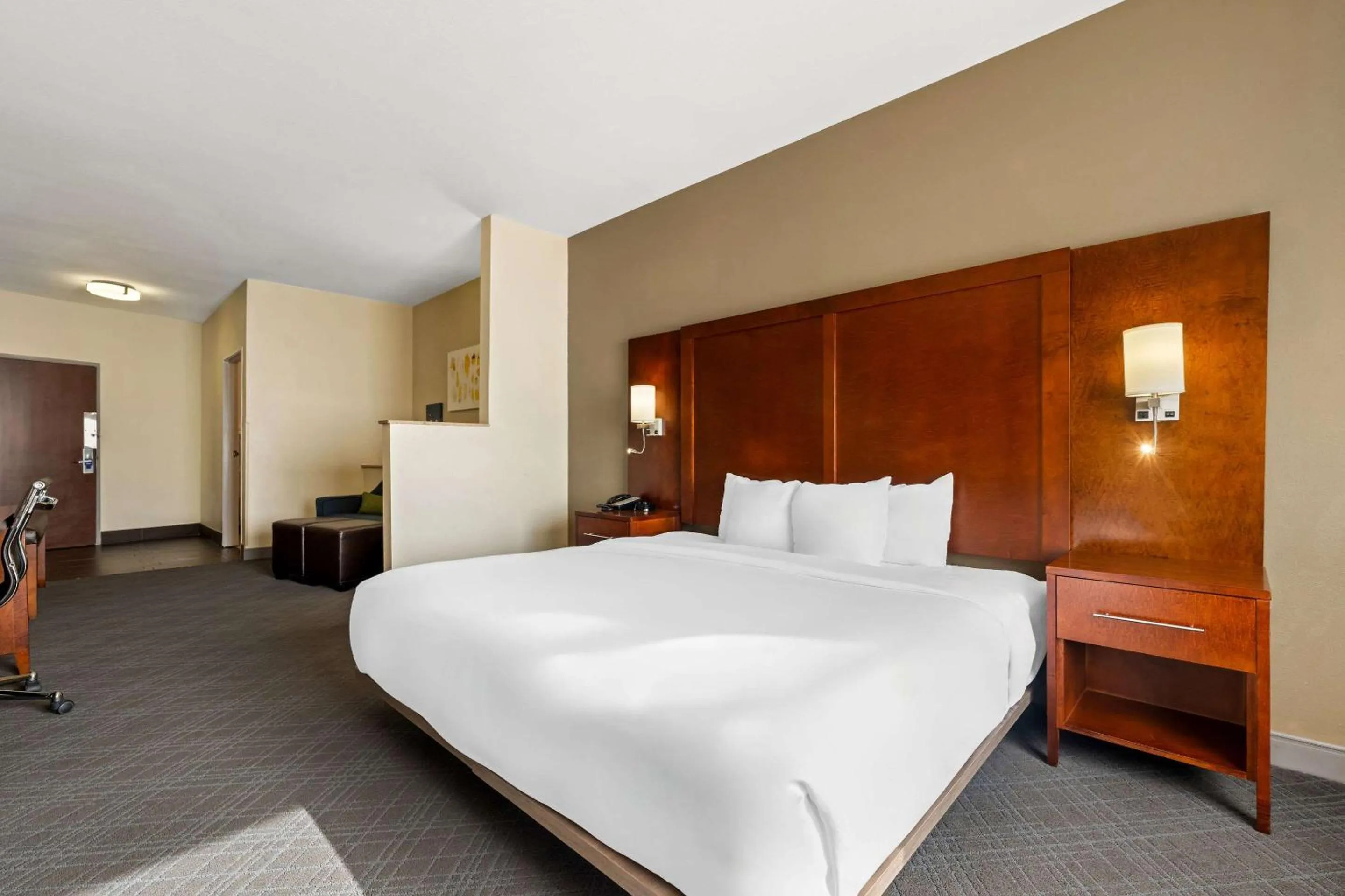 Bedroom, Bed in Comfort Suites Cullman I-65 Exit 310