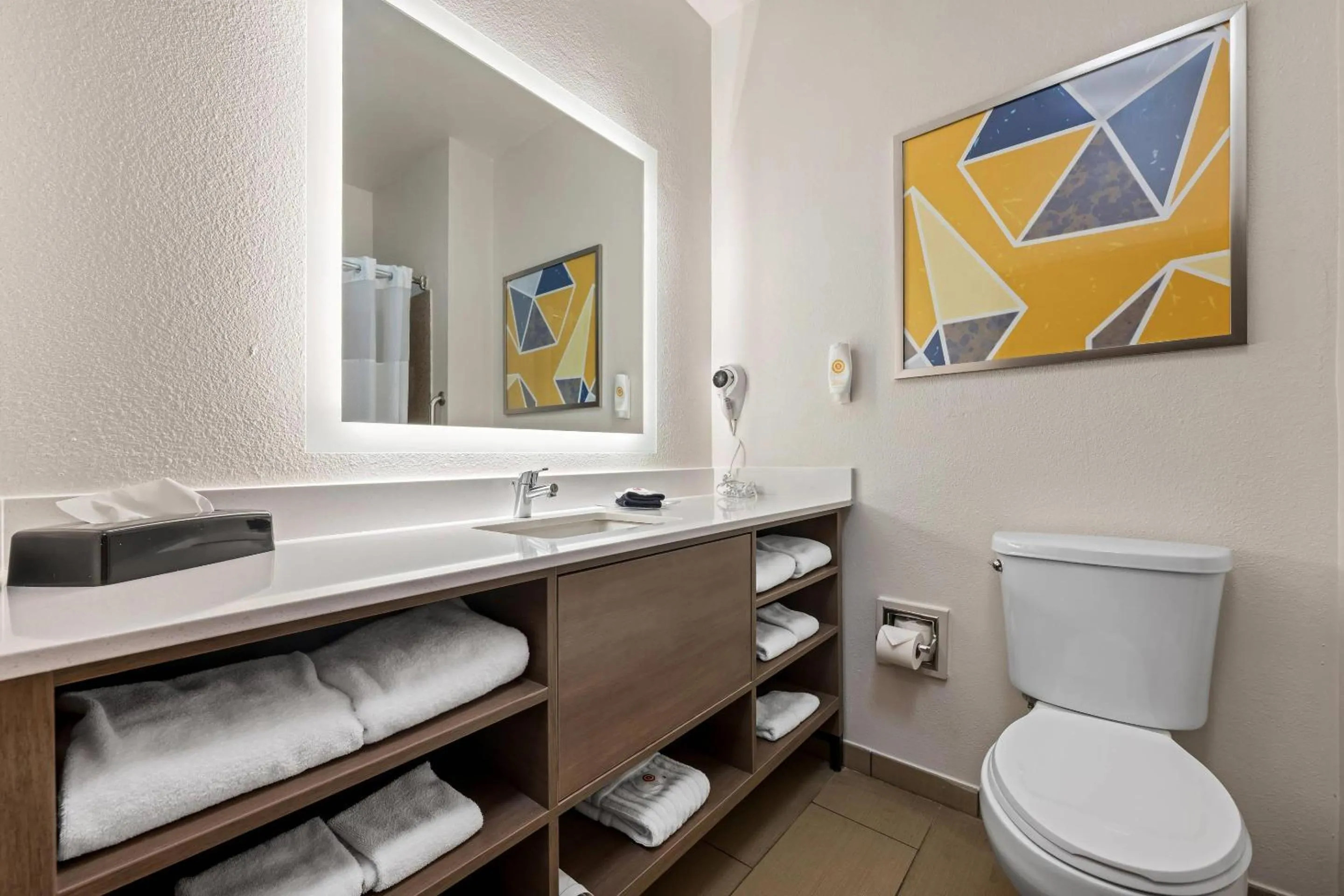 Bedroom in Comfort Suites Cullman I-65 Exit 310