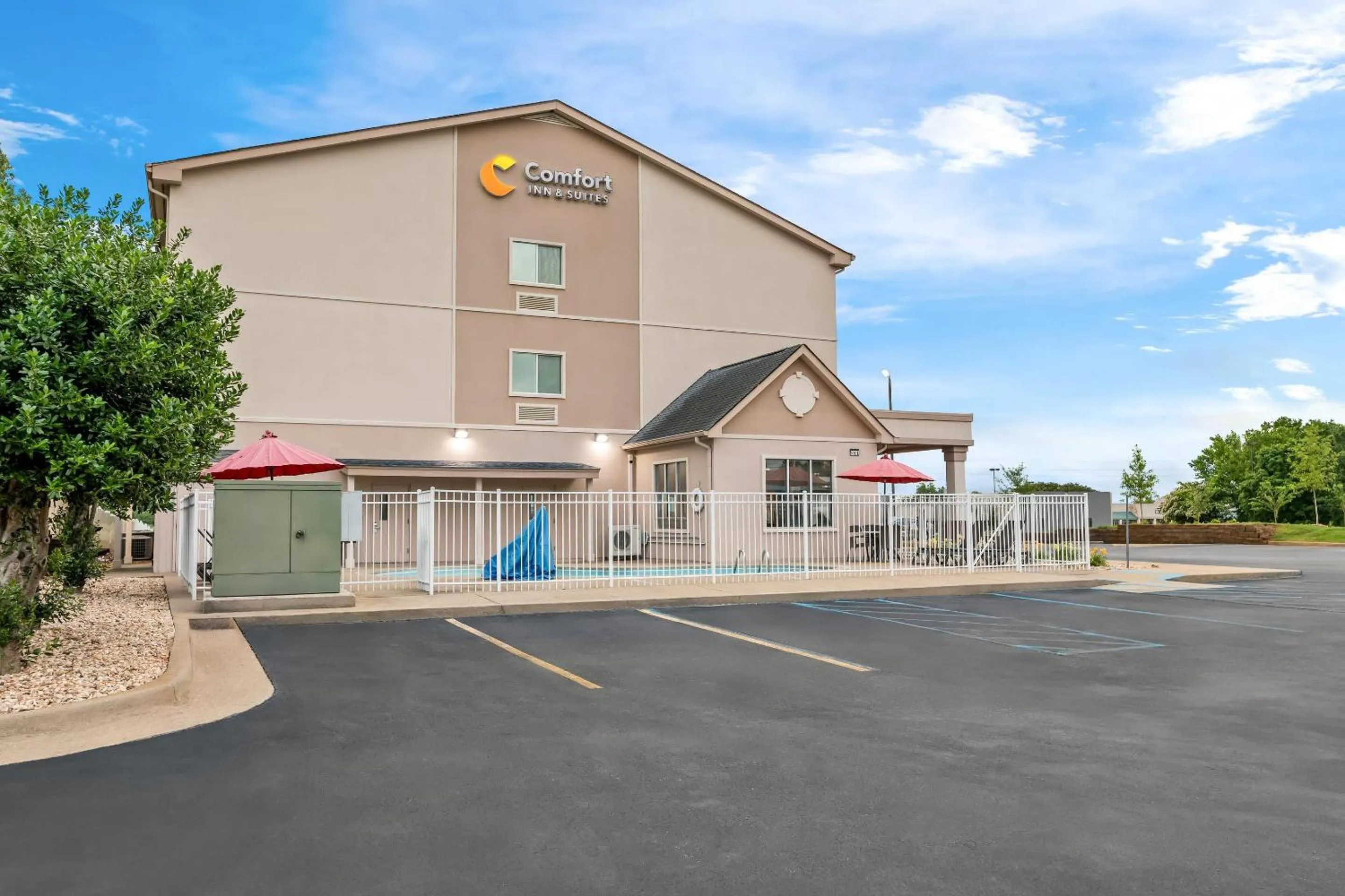 Property building in Comfort Inn & Suites Tuscumbia-Muscle Shoals