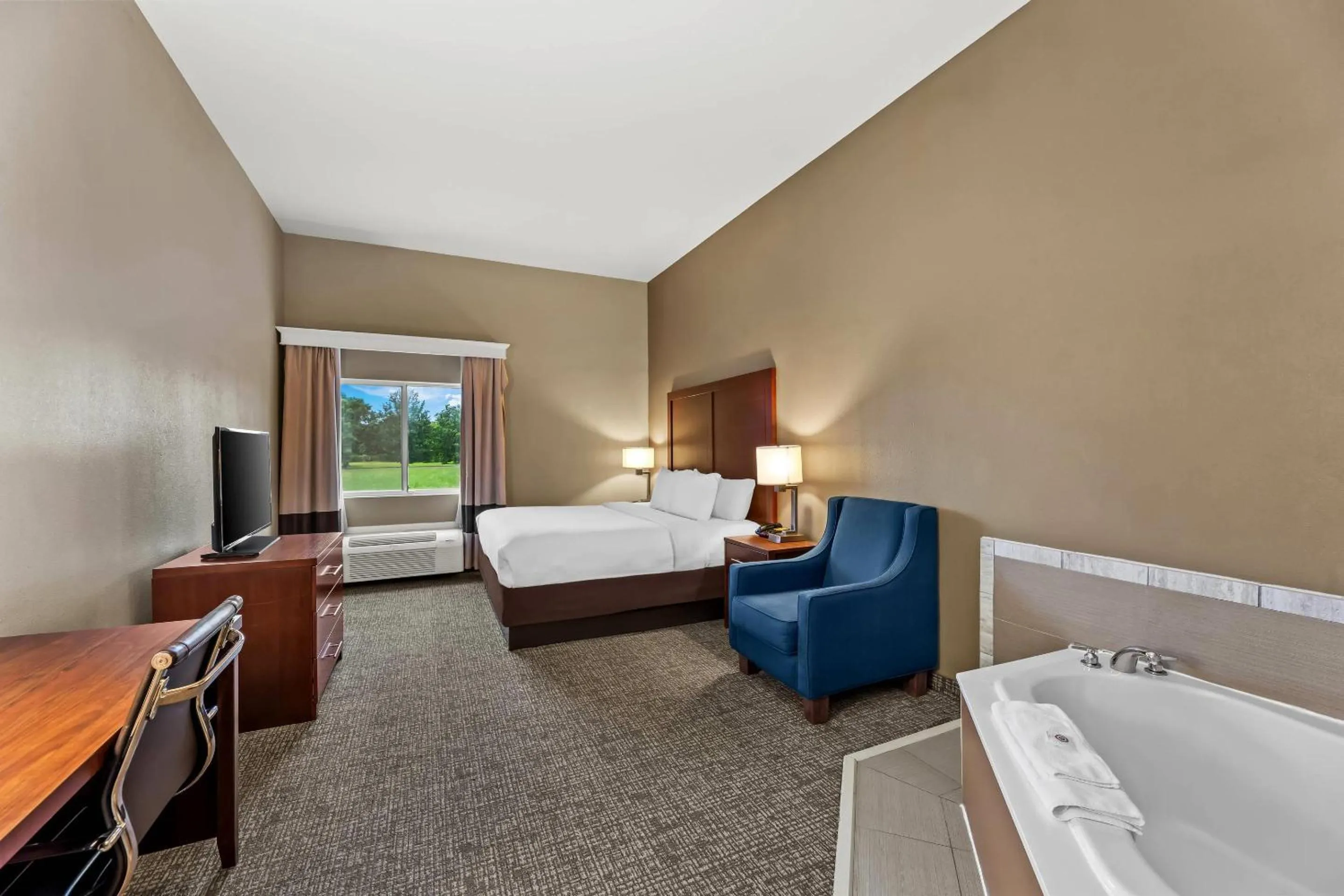 Bedroom in Comfort Inn & Suites Tuscumbia-Muscle Shoals