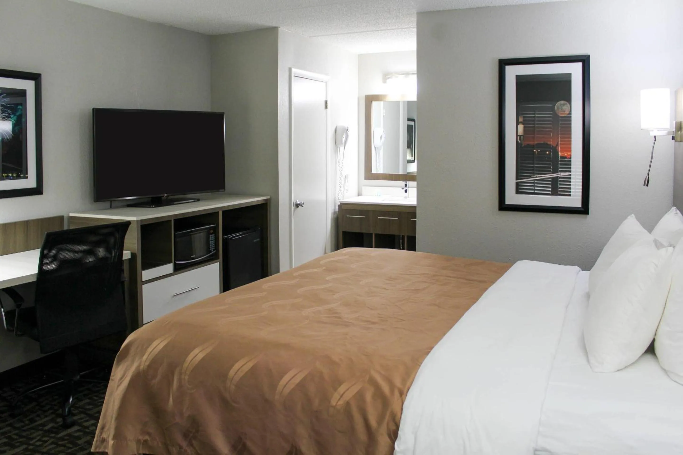 Bedroom, Bed in Quality Inn Athens I-65 - Huntsville Area West