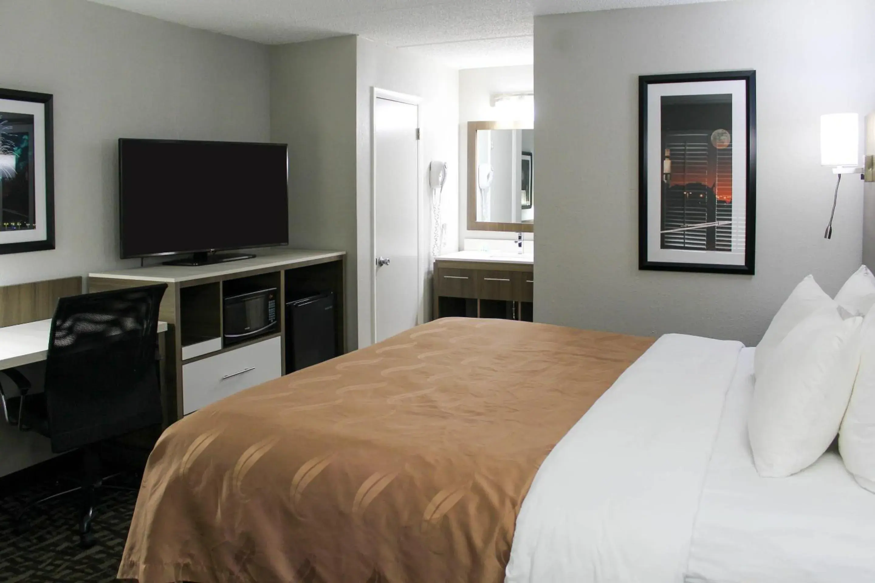 Bedroom, Bed in Quality Inn Athens I-65 - Huntsville Area West Bedroom, Bed in Quality Inn Athens I-65 - Huntsville Area West