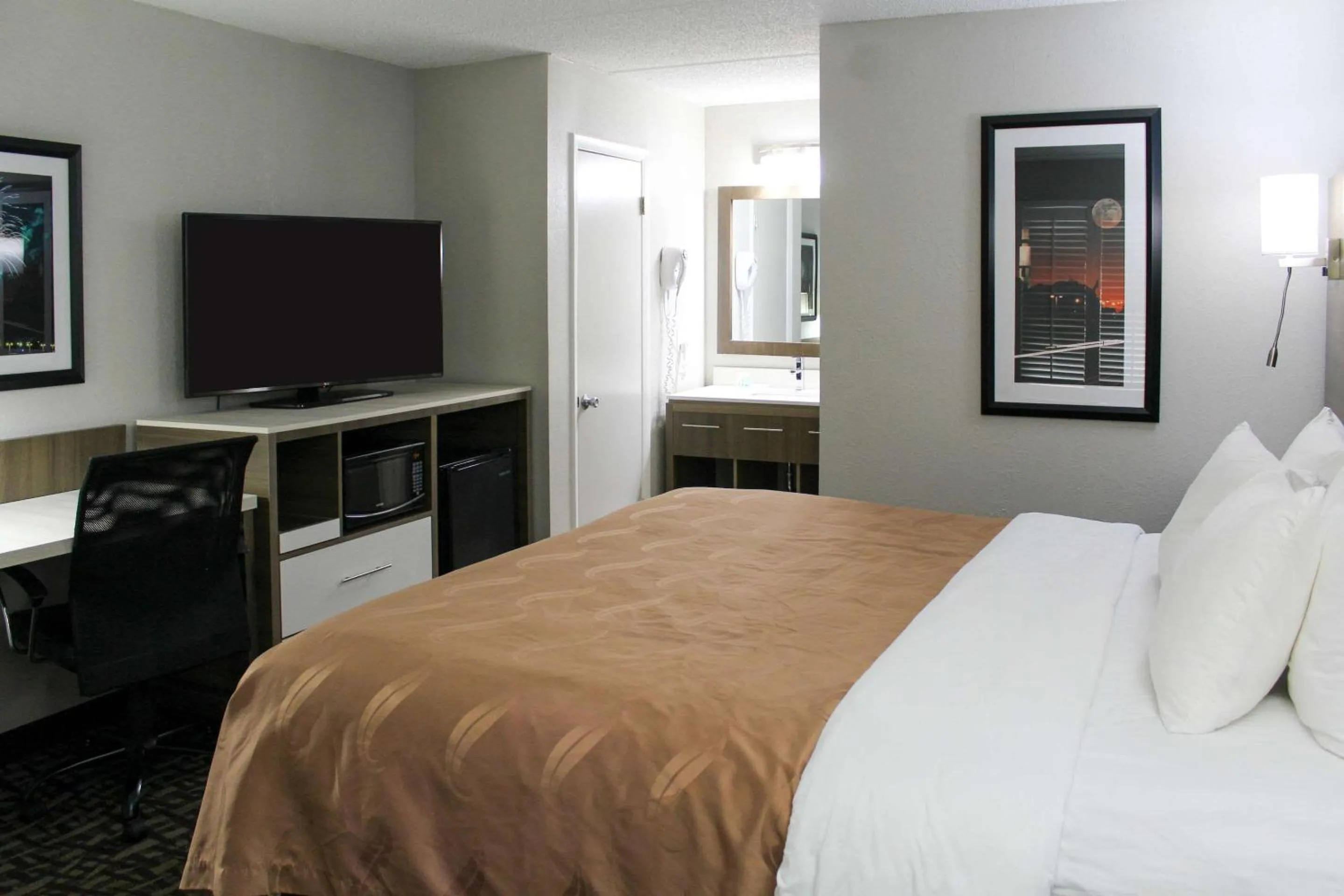 Photo of the whole room, Bed in Quality Inn Athens I-65 - Huntsville Area West