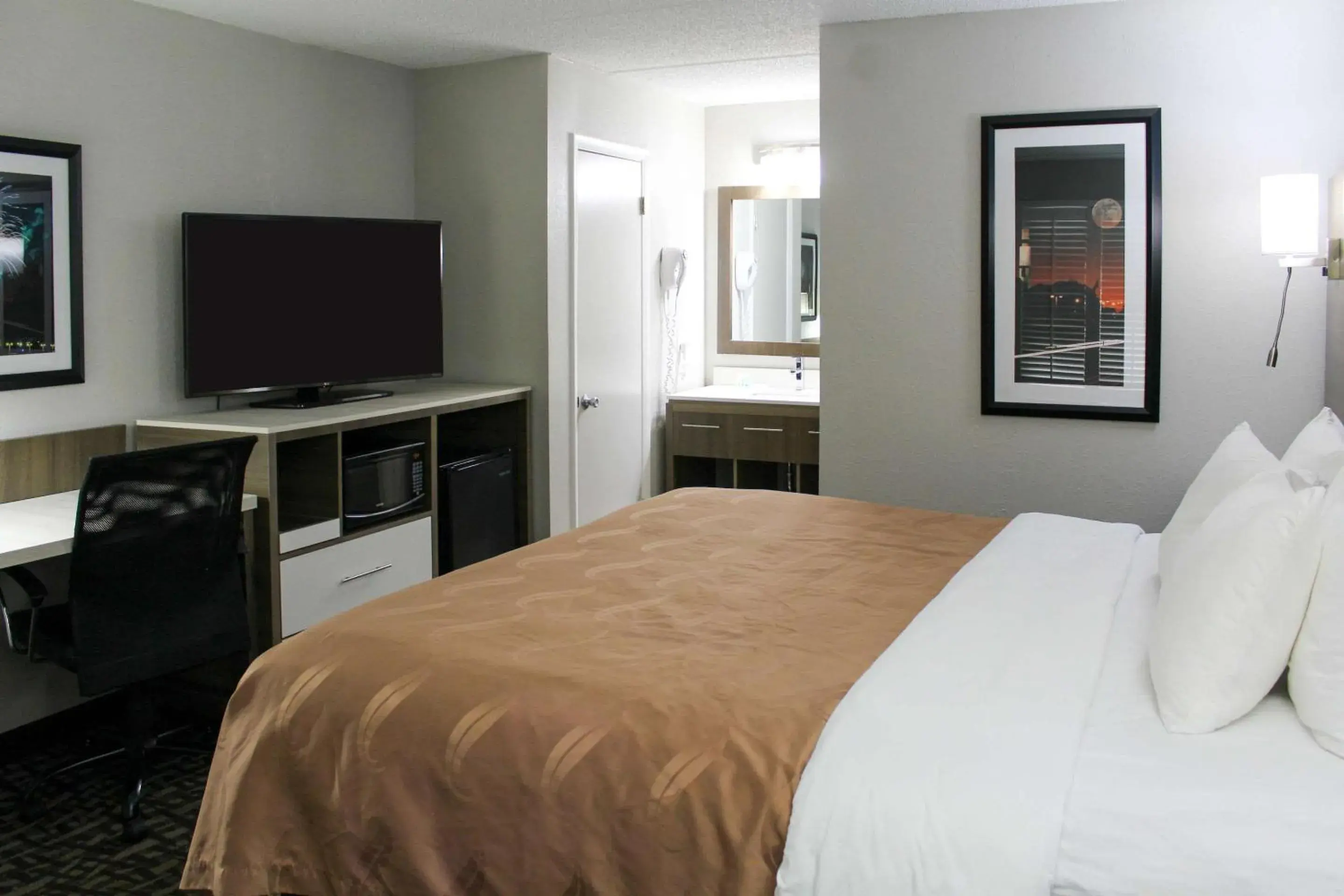 Photo of the whole room, Bed in Quality Inn Athens I-65 - Huntsville Area West Photo of the whole room, Bed in Quality Inn Athens I-65 - Huntsville Area West