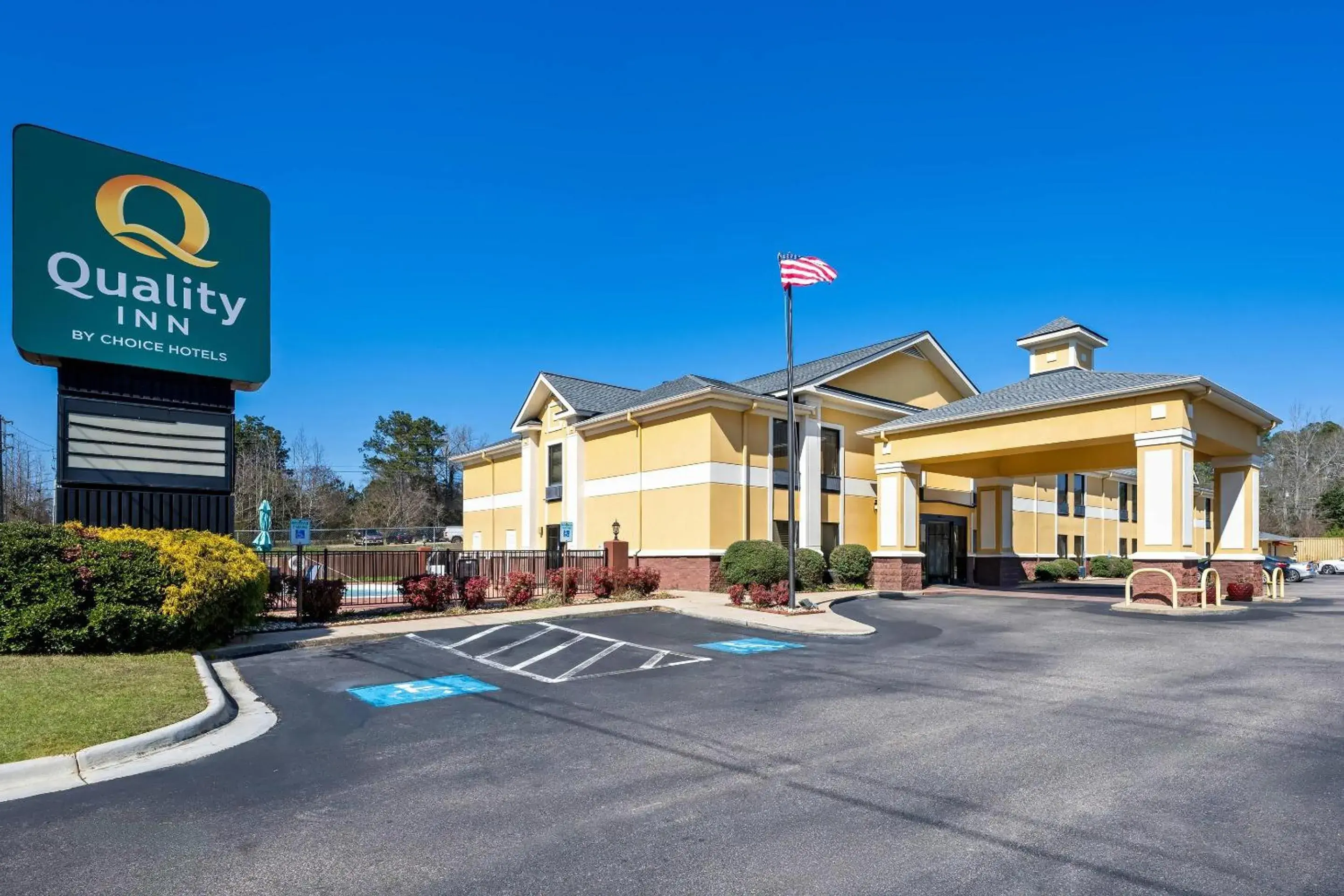 Property building in Quality Inn Alexander City Property building in Quality Inn Alexander City