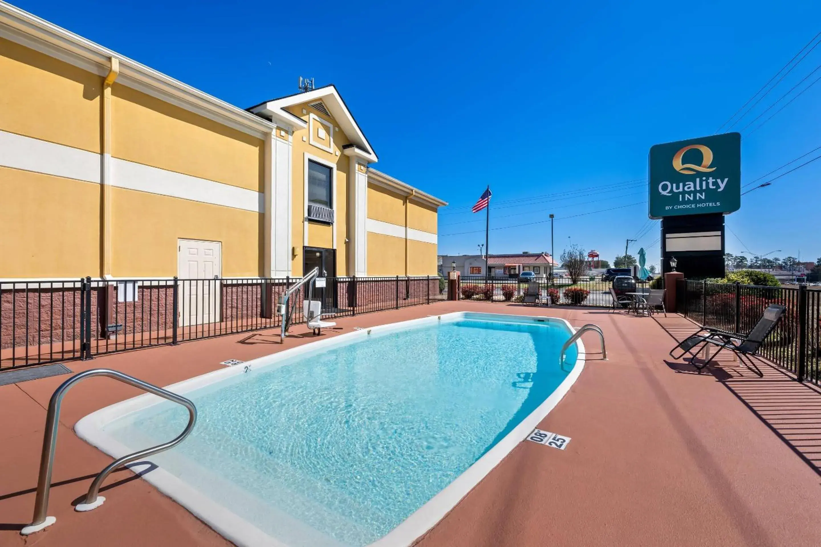 Swimming pool in Quality Inn Alexander City Swimming pool in Quality Inn Alexander City