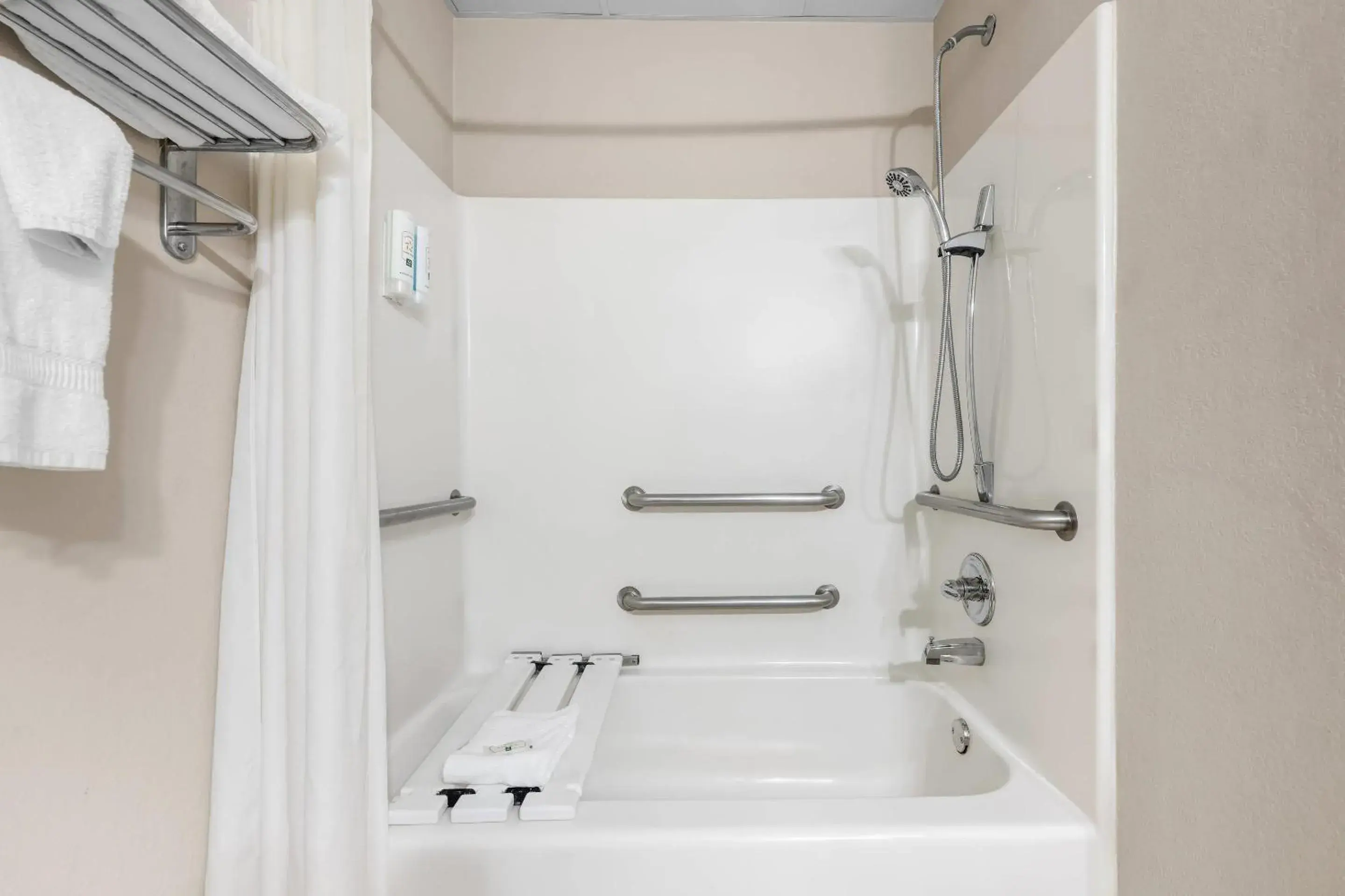 Bedroom in Quality Inn Alexander City Bedroom in Quality Inn Alexander City