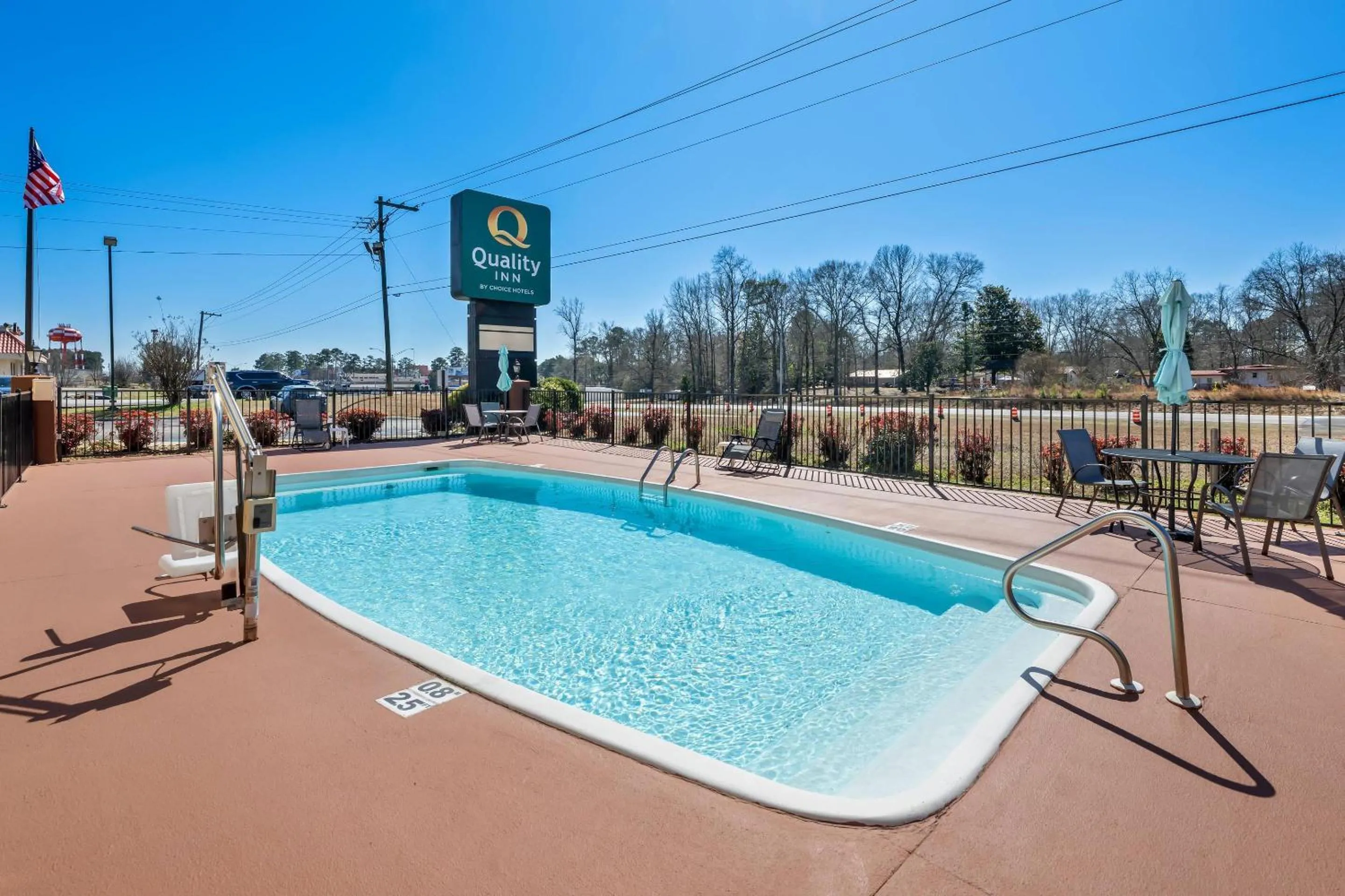 Swimming pool in Quality Inn Alexander City