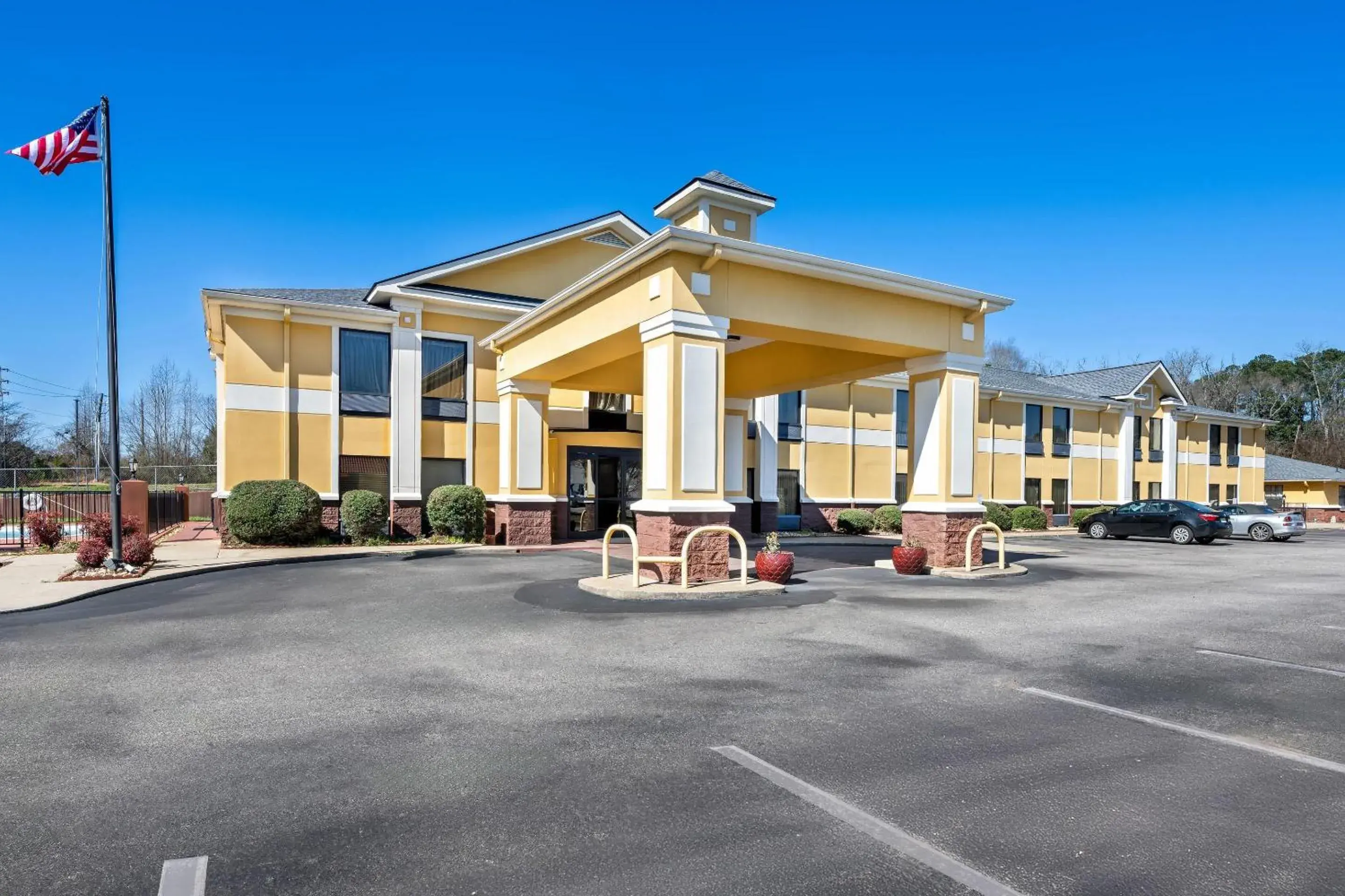 Property building in Quality Inn Alexander City Property building in Quality Inn Alexander City