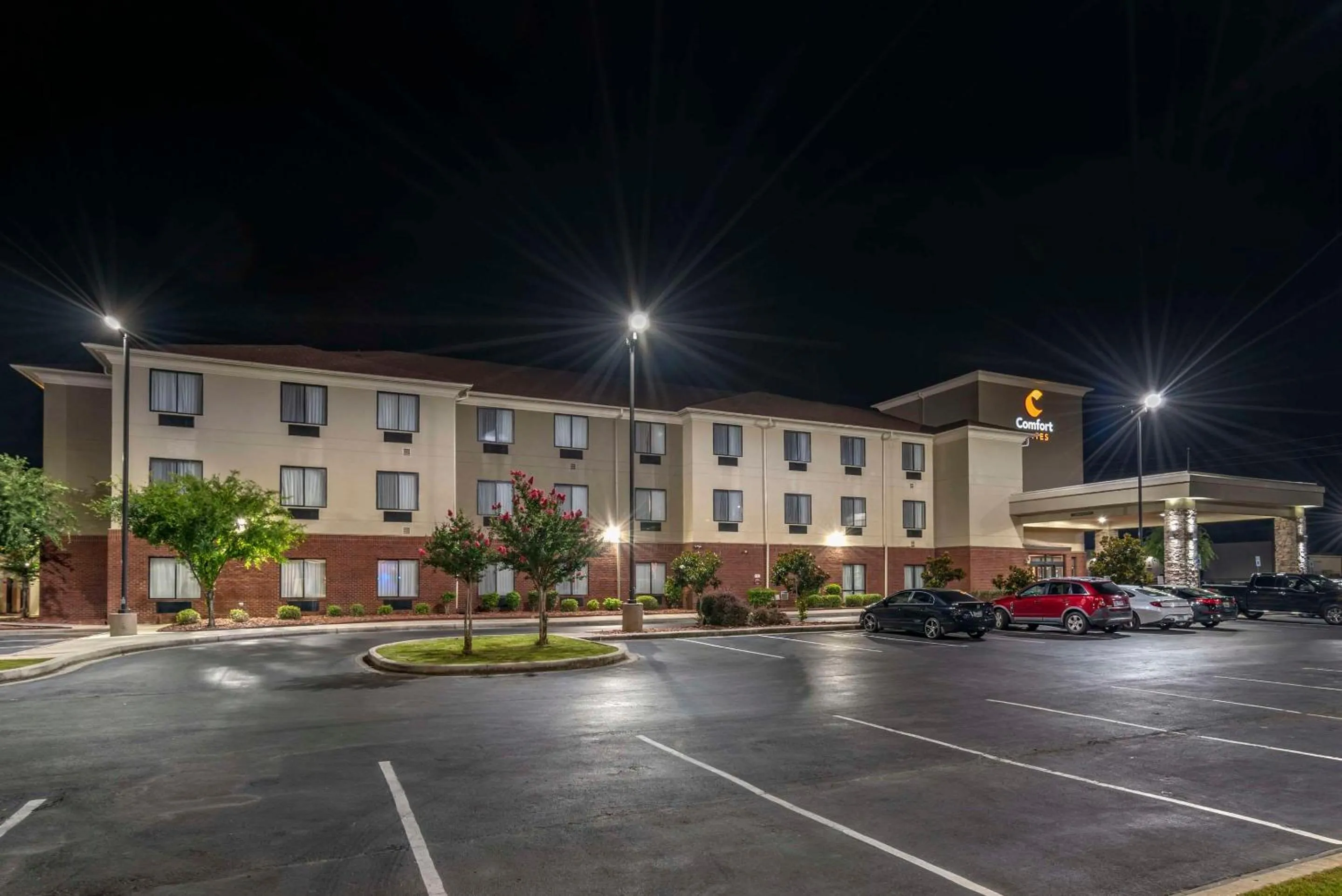Property building in Comfort Suites Pell City near Logan Martin Lake