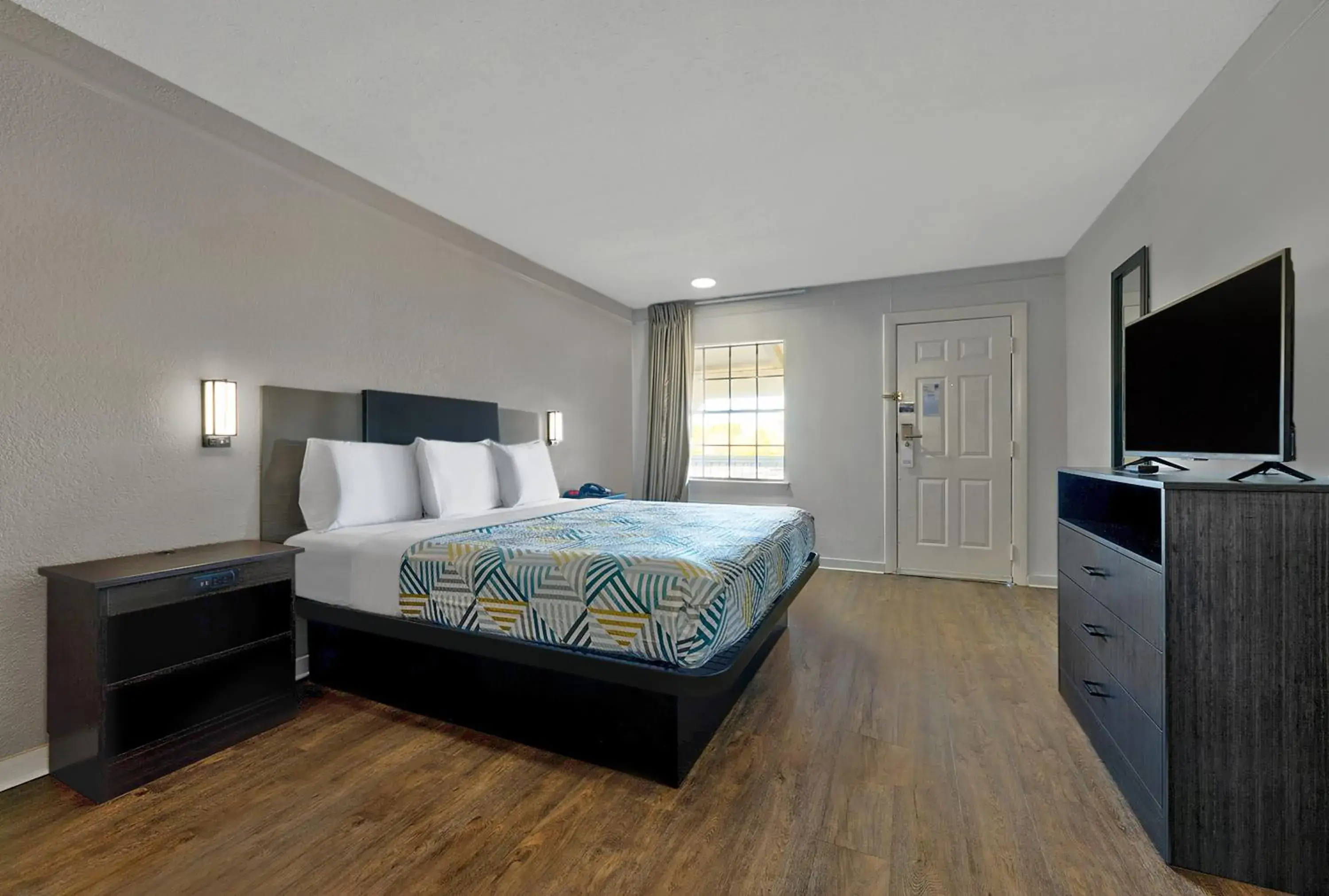 Bed in Motel 6 Montgomery, AL - Eastern Blvd. Bed in Motel 6 Montgomery, AL - Eastern Blvd.