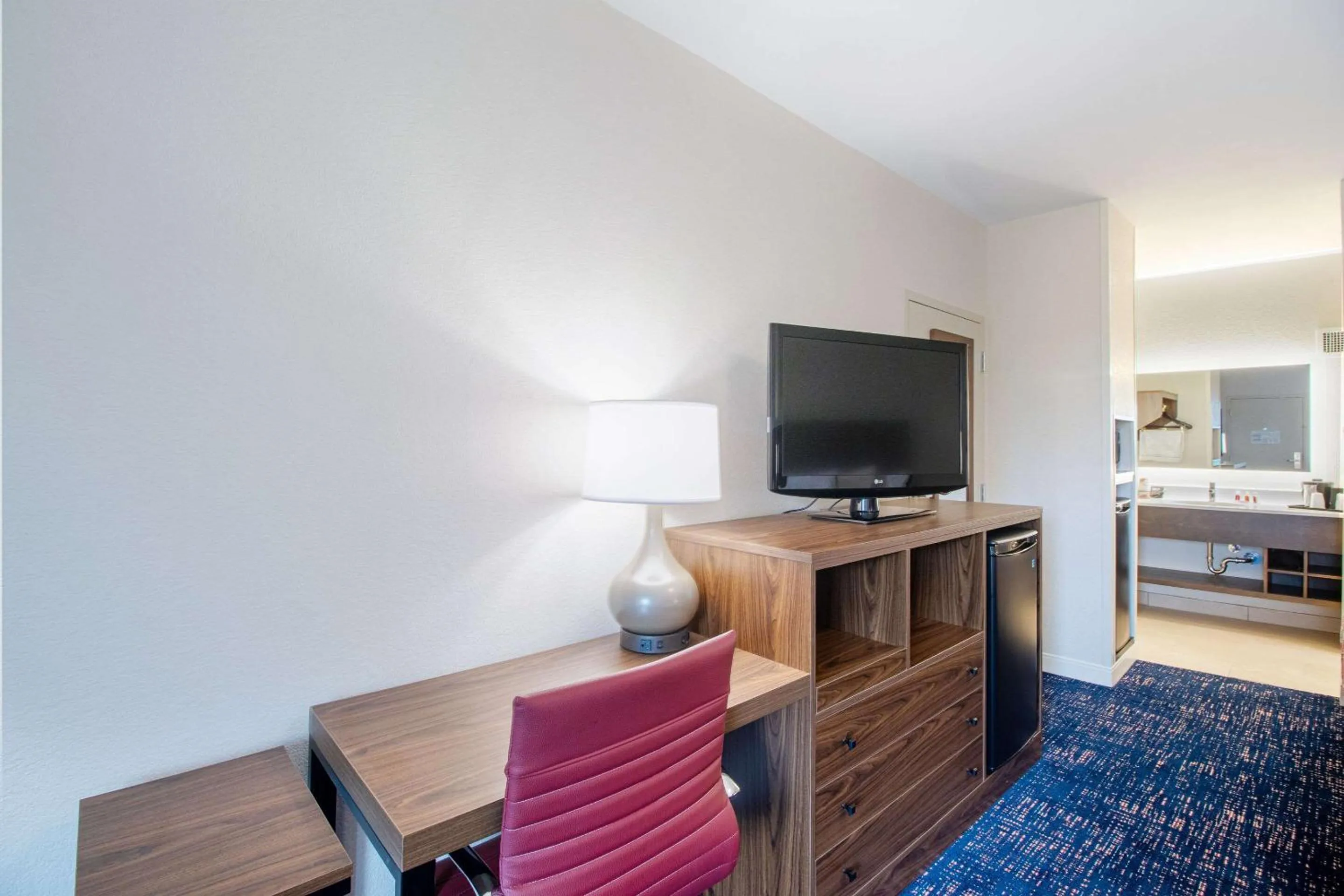 Bedroom in Econo Lodge Inn & Suites Foley-North Gulf Shores