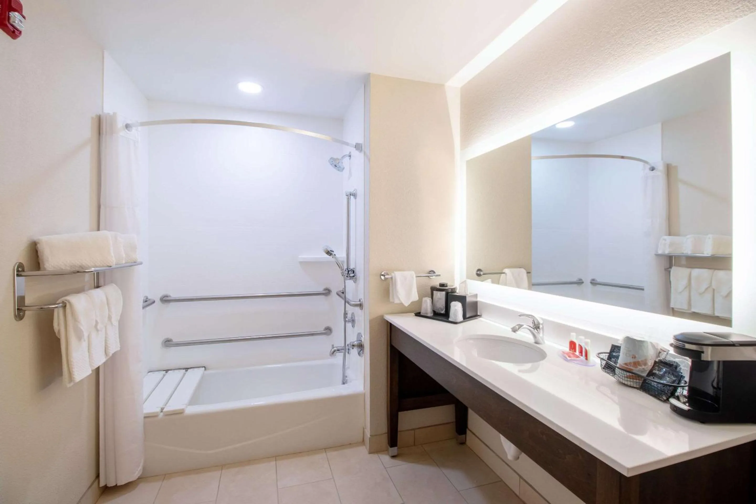 Bedroom in Econo Lodge Inn & Suites Foley-North Gulf Shores