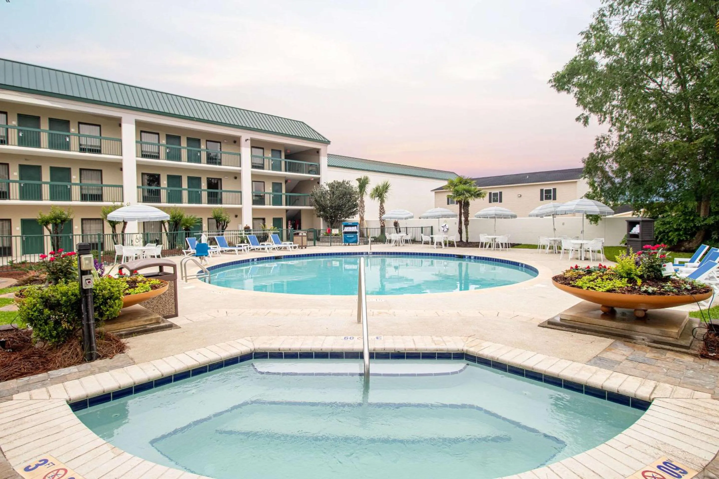 Swimming pool in Econo Lodge Inn & Suites Foley-North Gulf Shores