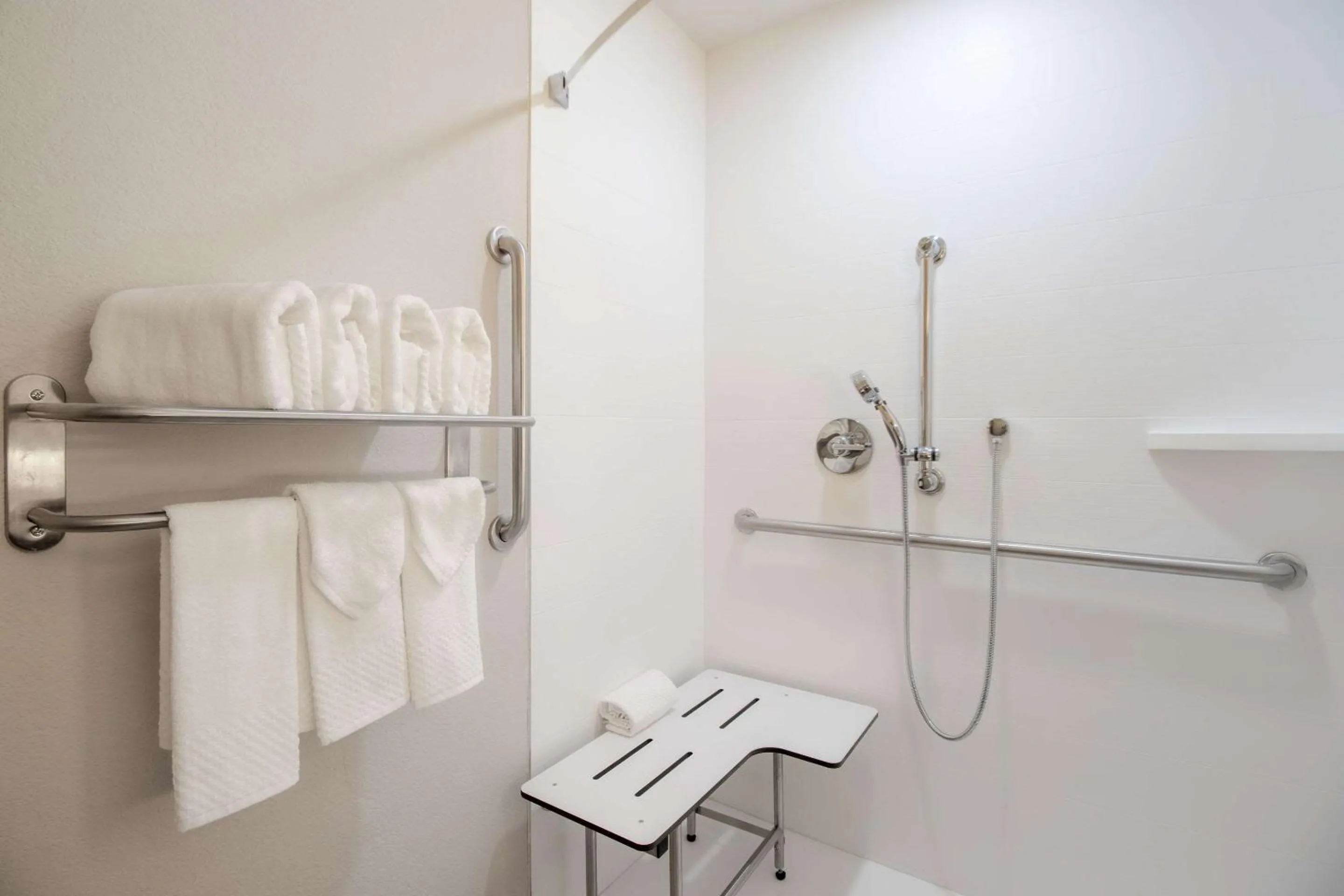 Bedroom in Econo Lodge Inn & Suites Foley-North Gulf Shores