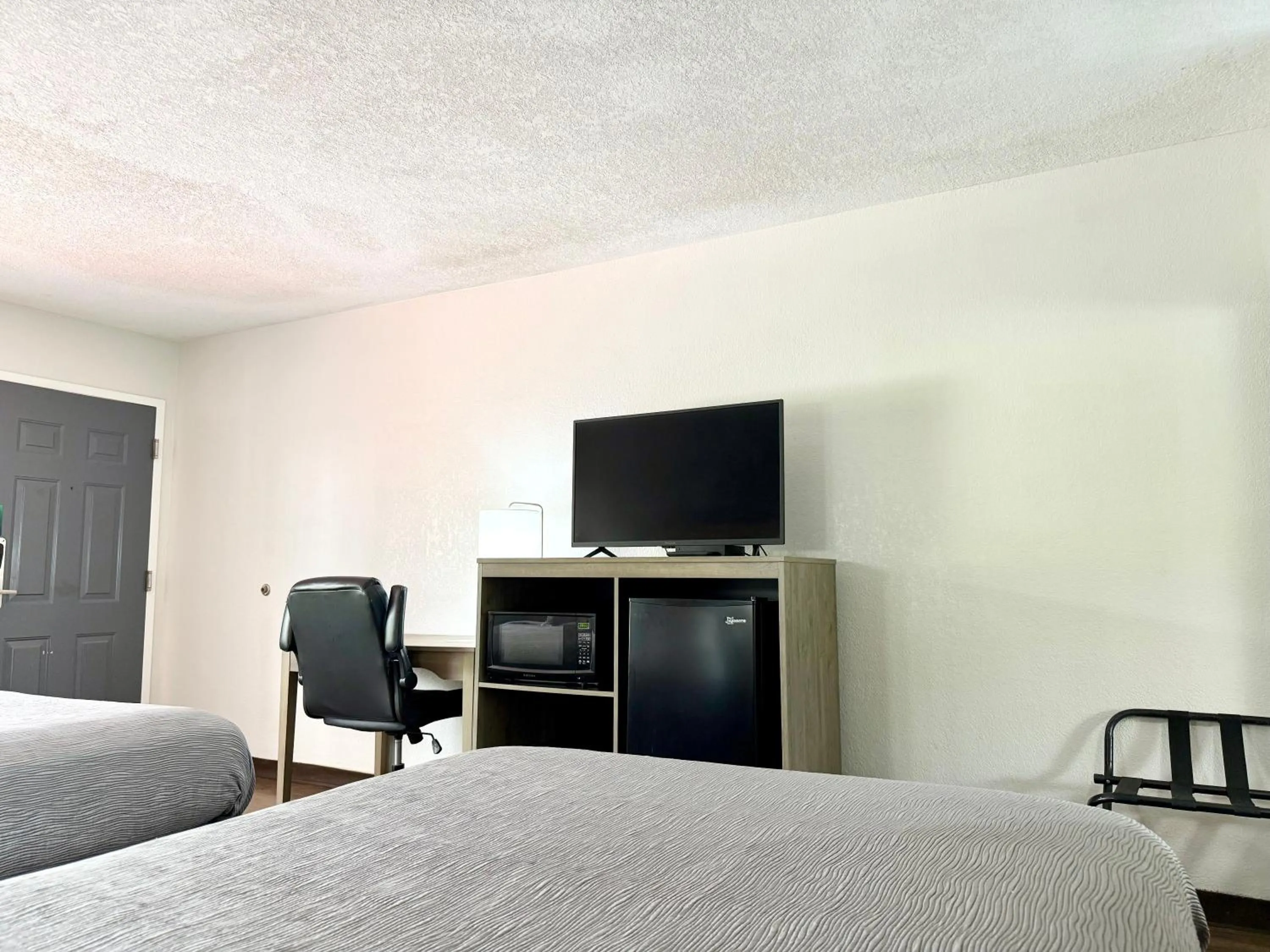 Bed in Quality Inn & Suites Greenville I-65