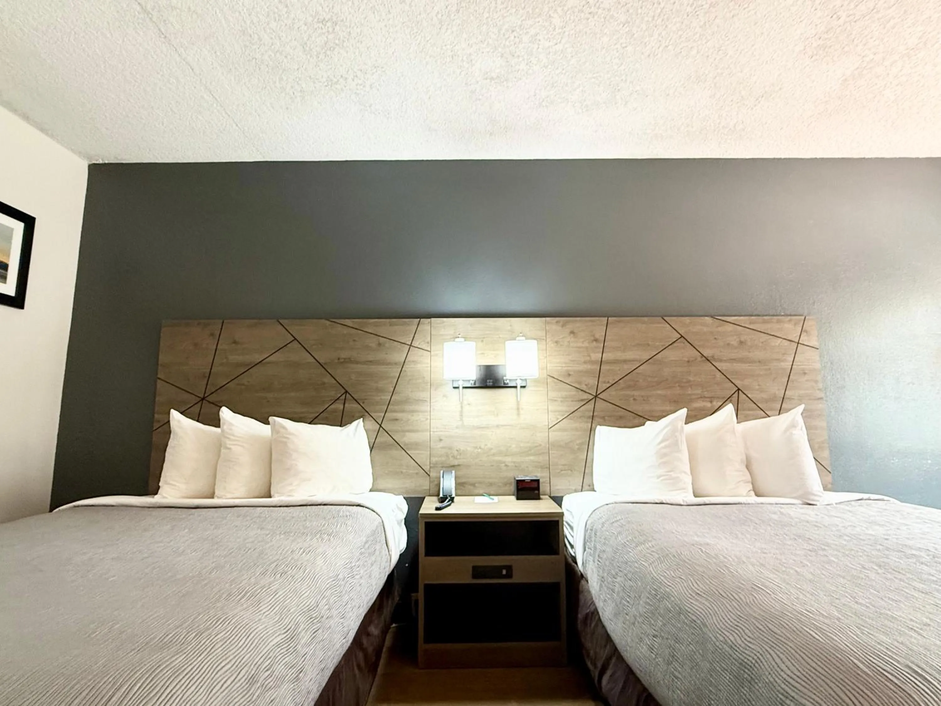 Bed in Quality Inn & Suites Greenville I-65