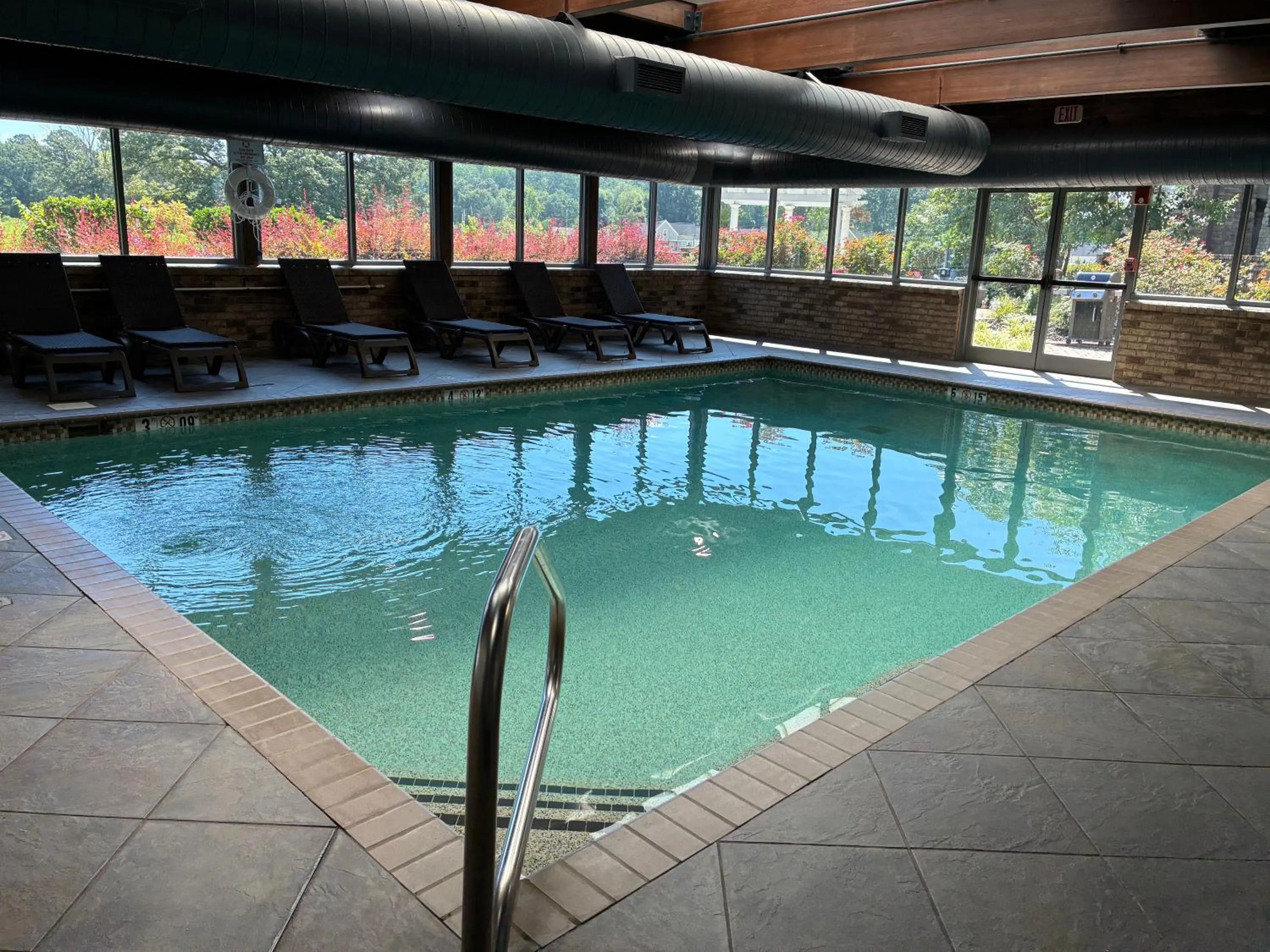 Swimming pool in Comfort Inn & Suites Near Lake Guntersville