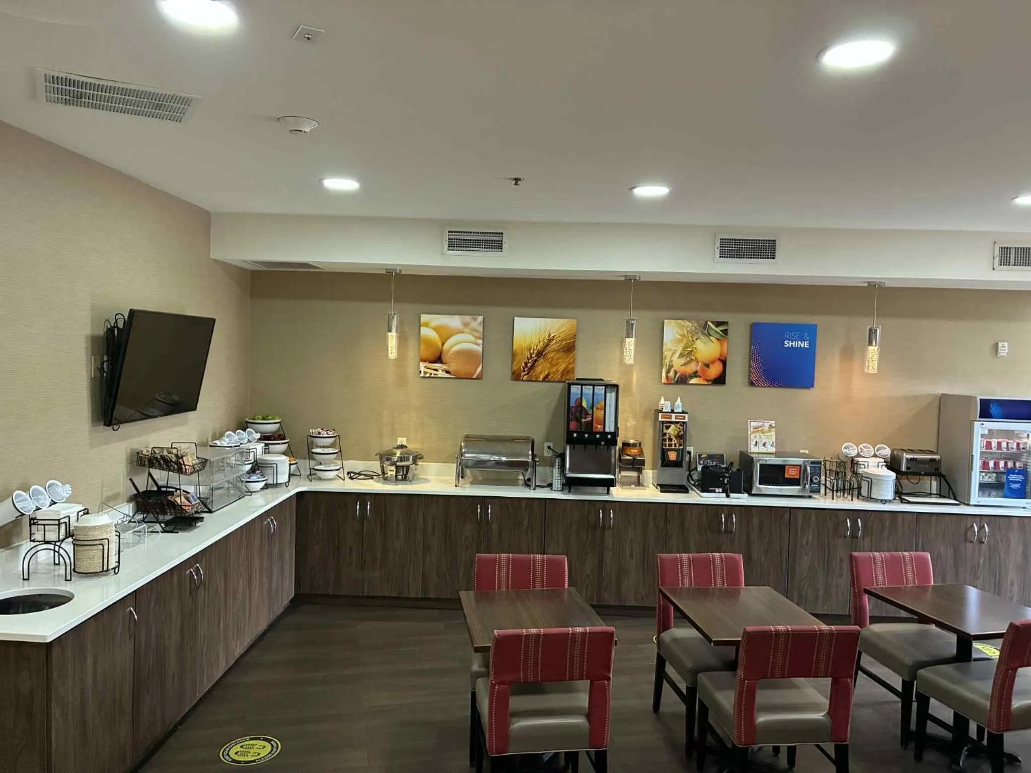 Breakfast in Comfort Inn & Suites Near Lake Guntersville