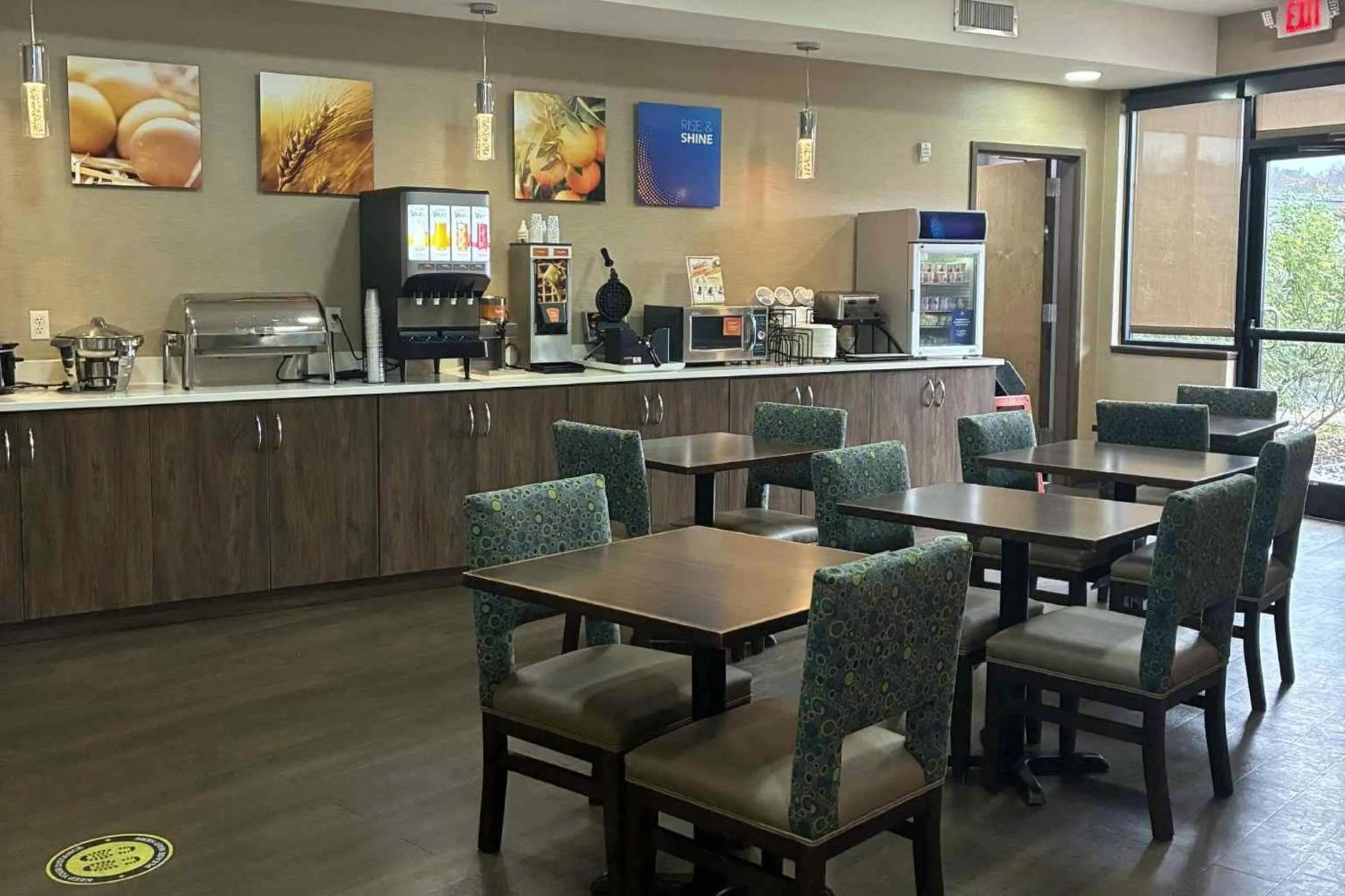 Breakfast in Comfort Inn & Suites Near Lake Guntersville