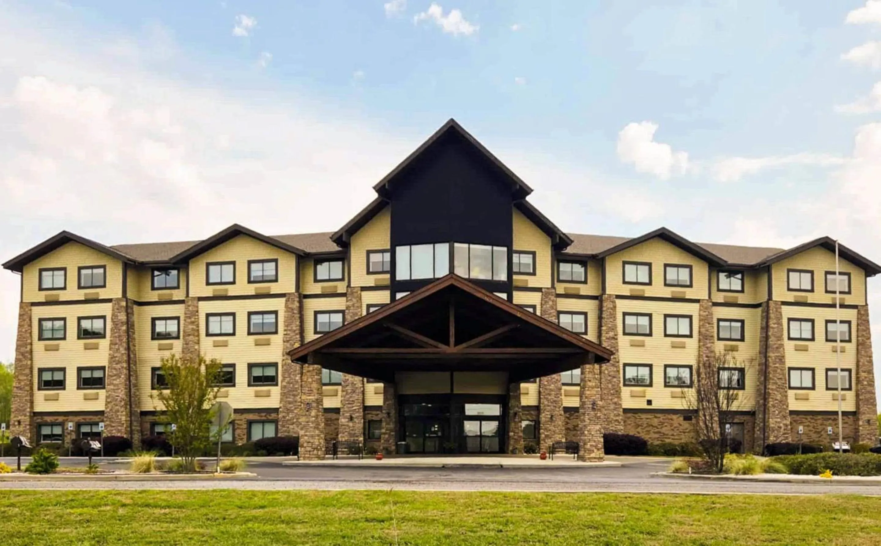 Property building in Comfort Inn & Suites Near Lake Guntersville