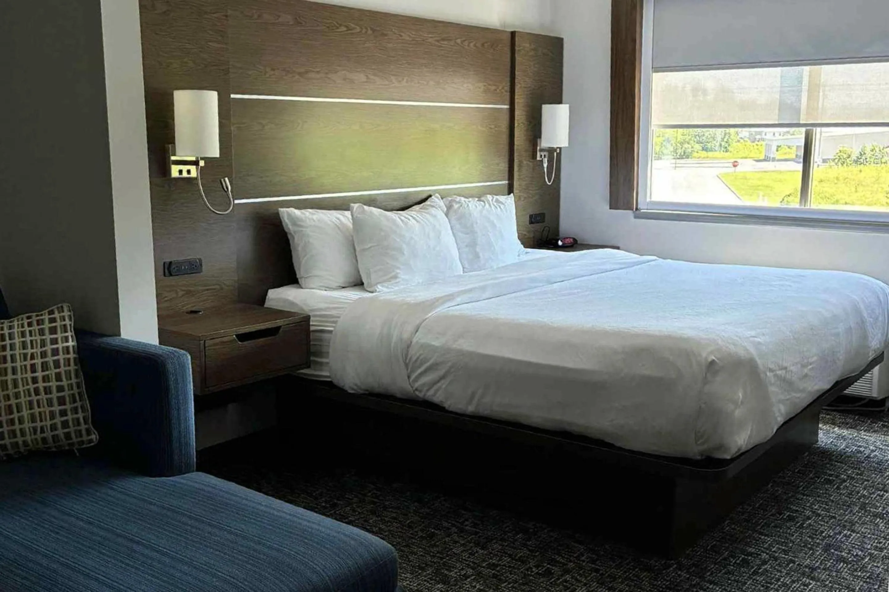 Bedroom, Bed in Comfort Inn & Suites Near Lake Guntersville