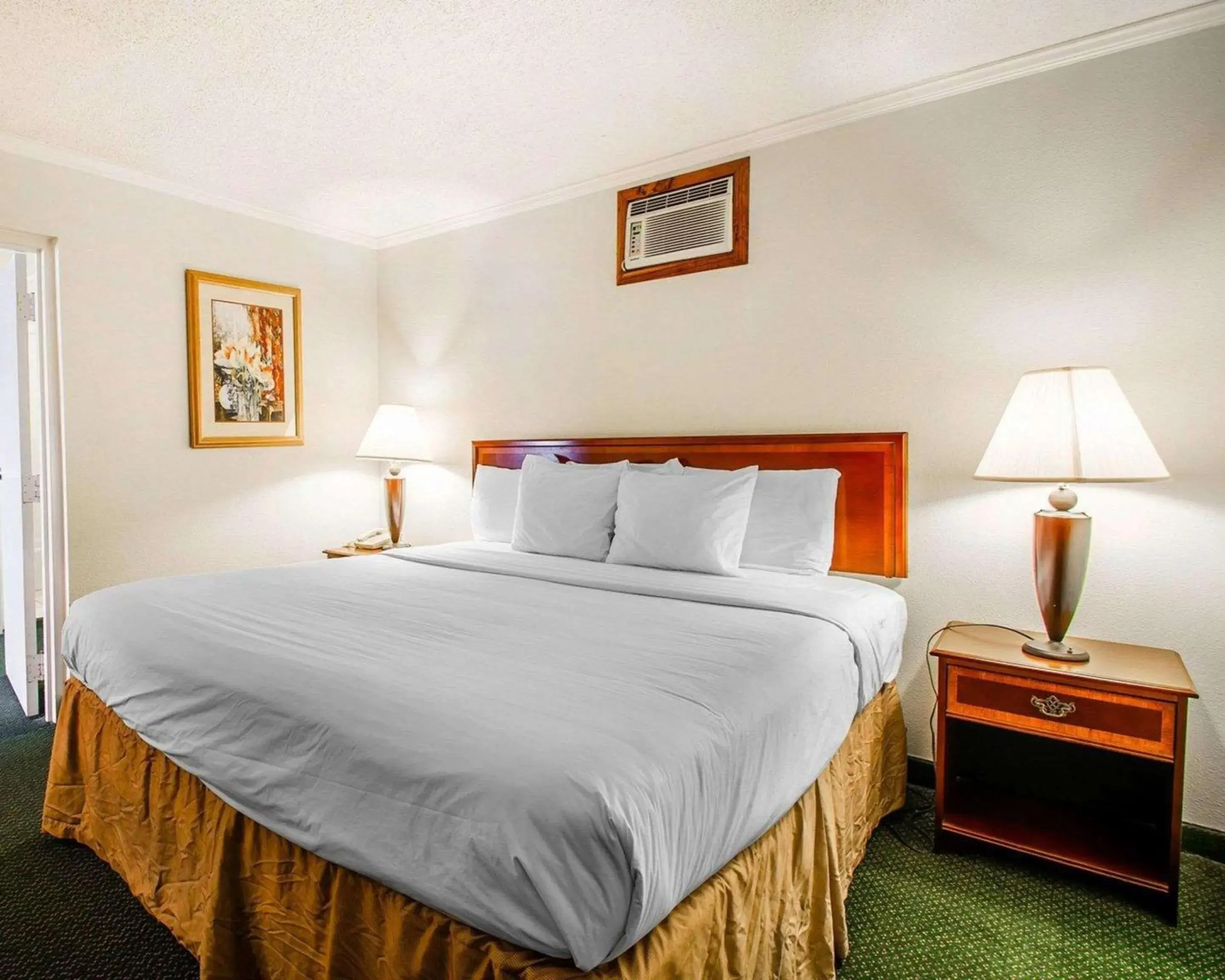 Photo of the whole room, Bed in Clarion Inn & Suites Dothan South