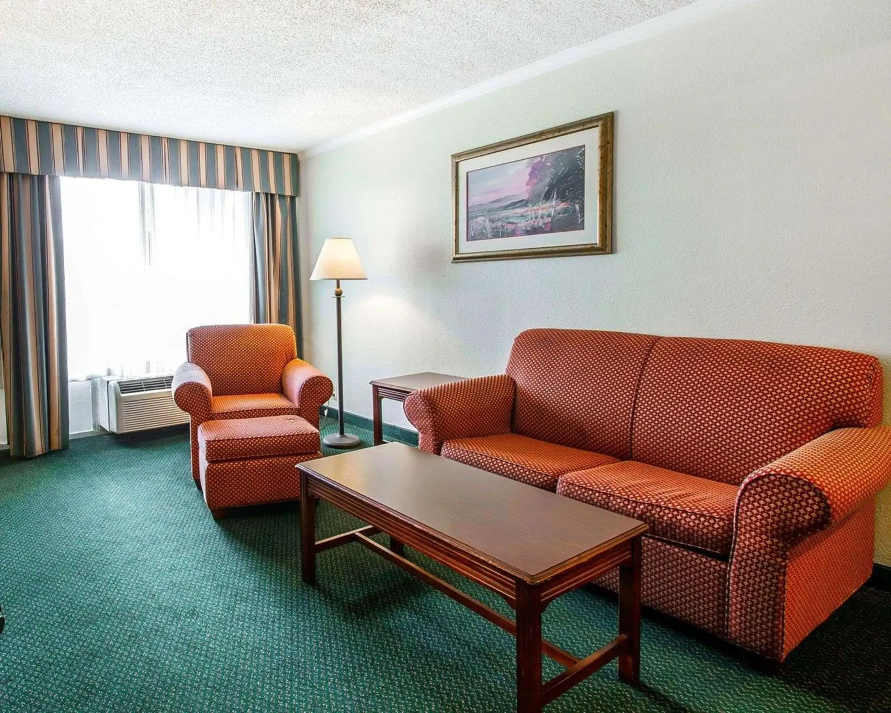 Photo of the whole room, Seating Area in Clarion Inn & Suites Dothan South