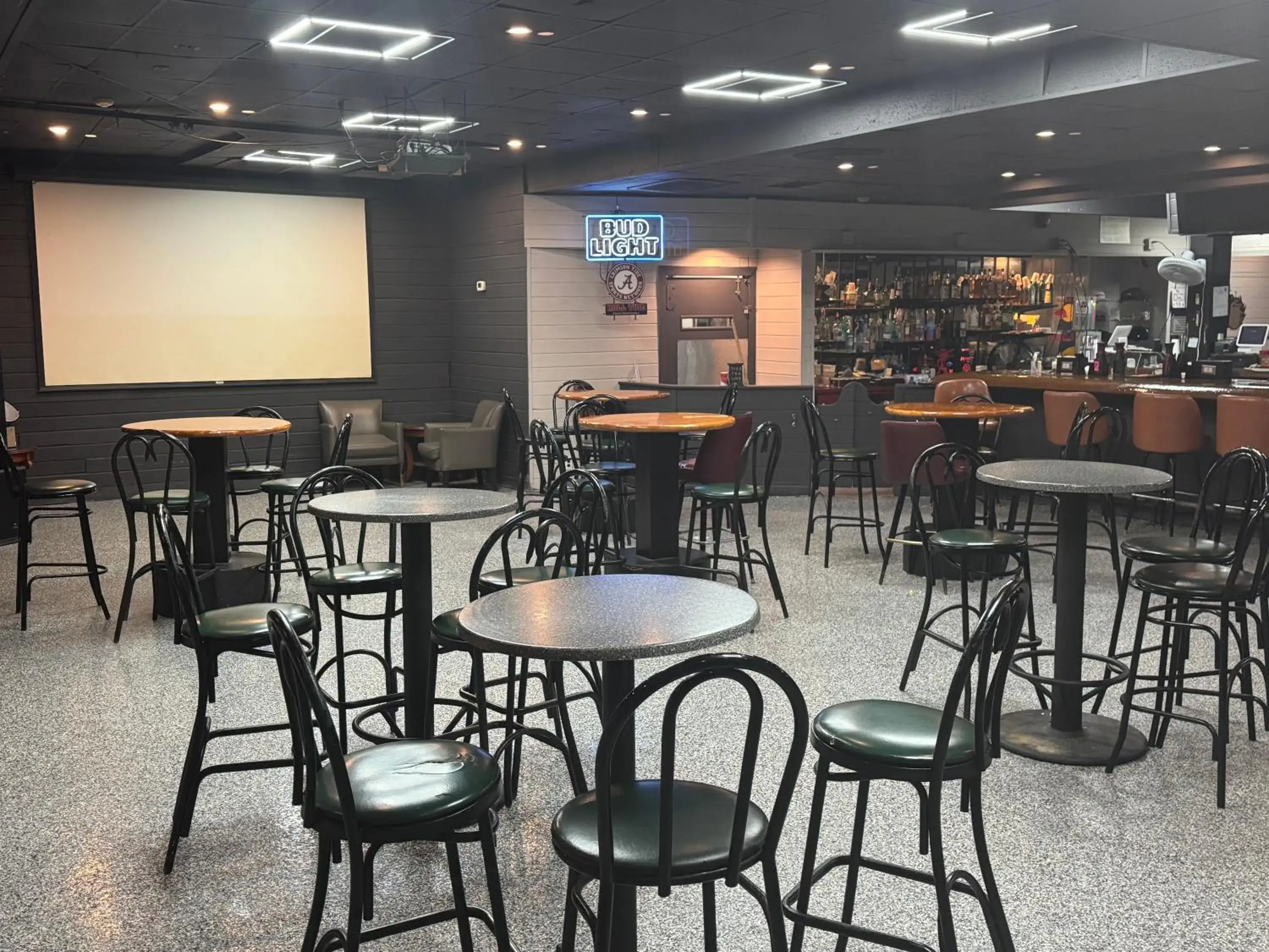 Lounge or bar in Clarion Inn & Suites Dothan South Lounge or bar in Clarion Inn & Suites Dothan South