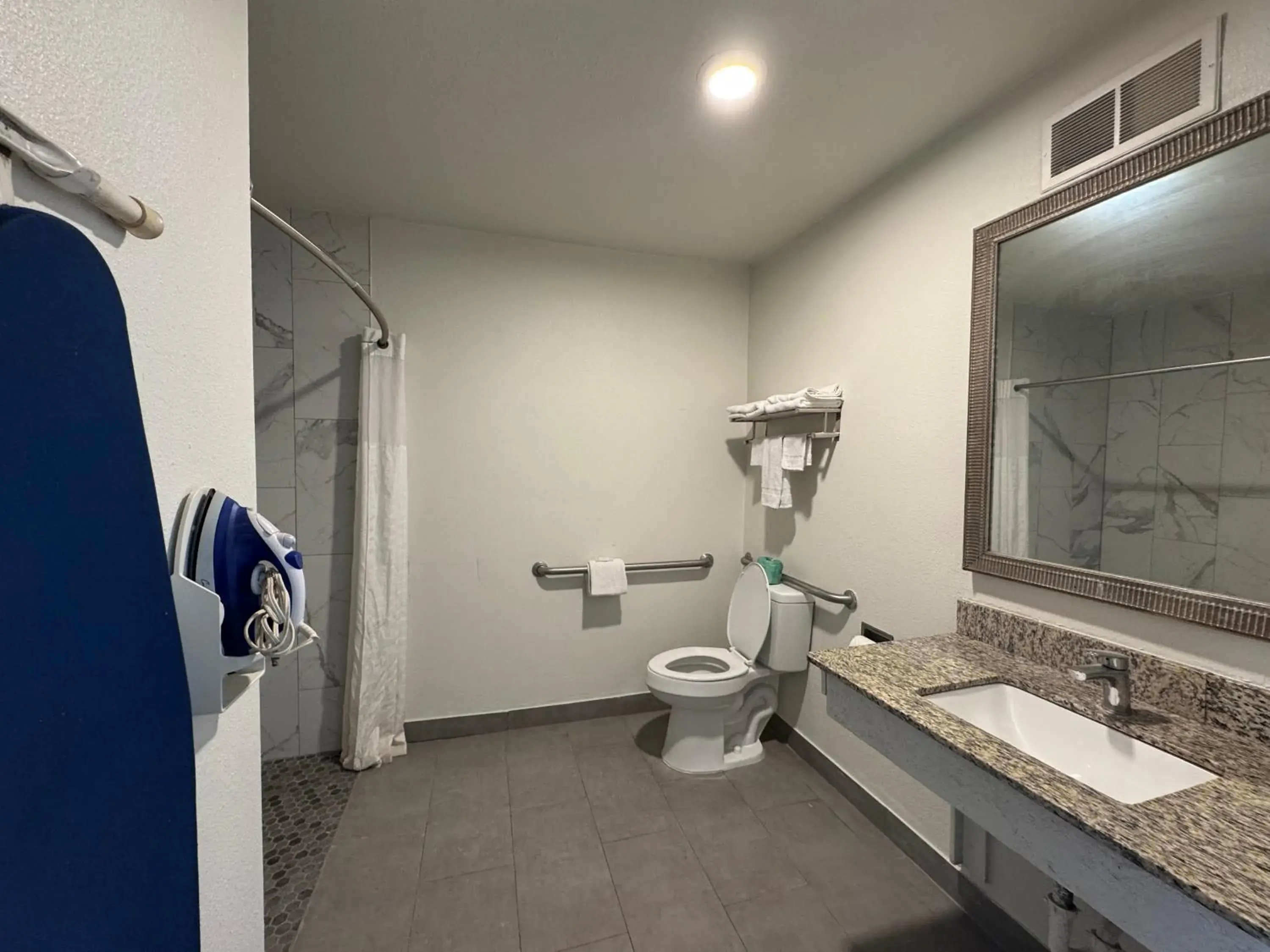 Queen Room with Roll-In Shower - Accessible/Non-Smoking in Clarion Inn & Suites Dothan South Queen Room with Roll-In Shower - Accessible/Non-Smoking in Clarion Inn & Suites Dothan South