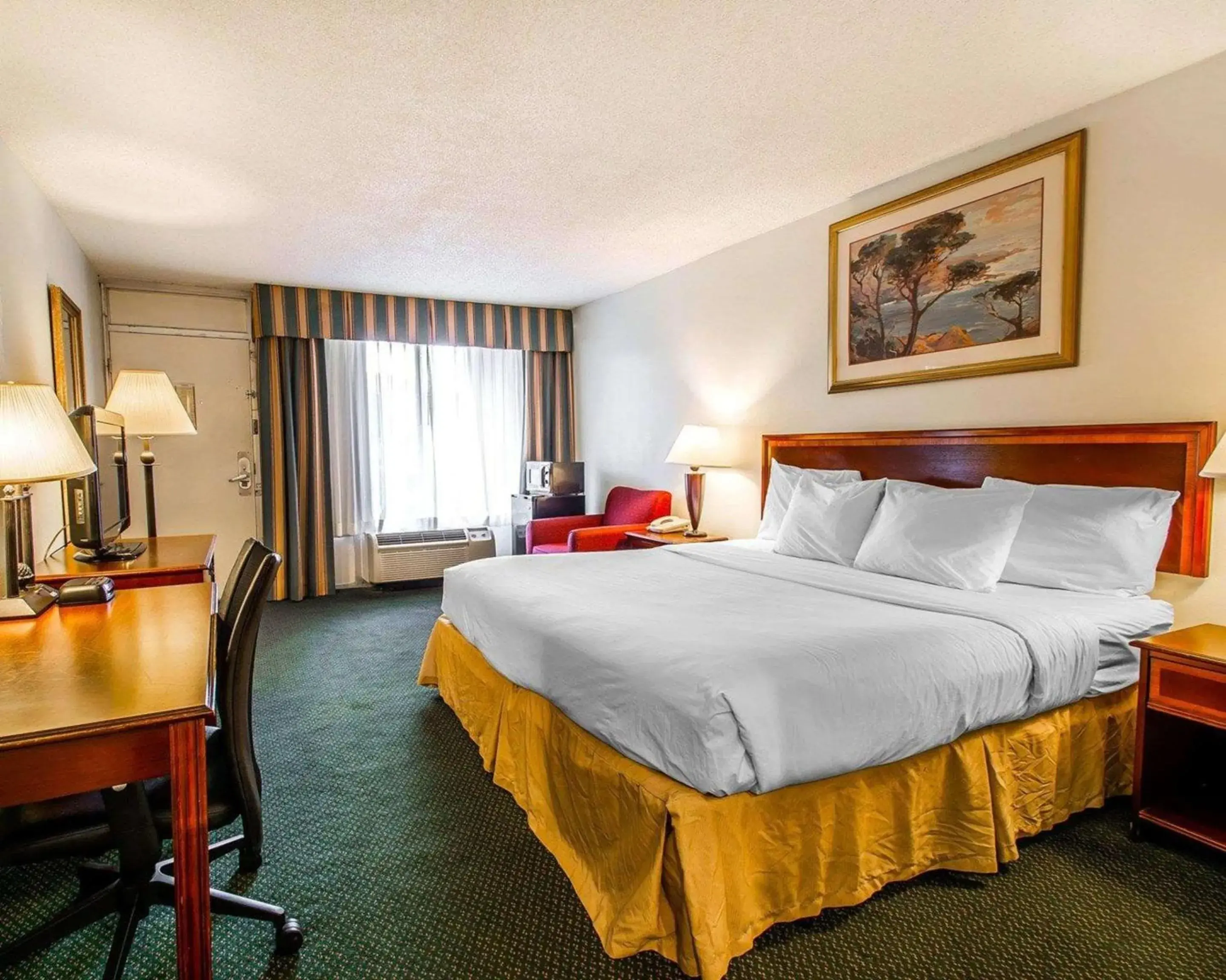 Photo of the whole room, Bed in Clarion Inn & Suites Dothan South