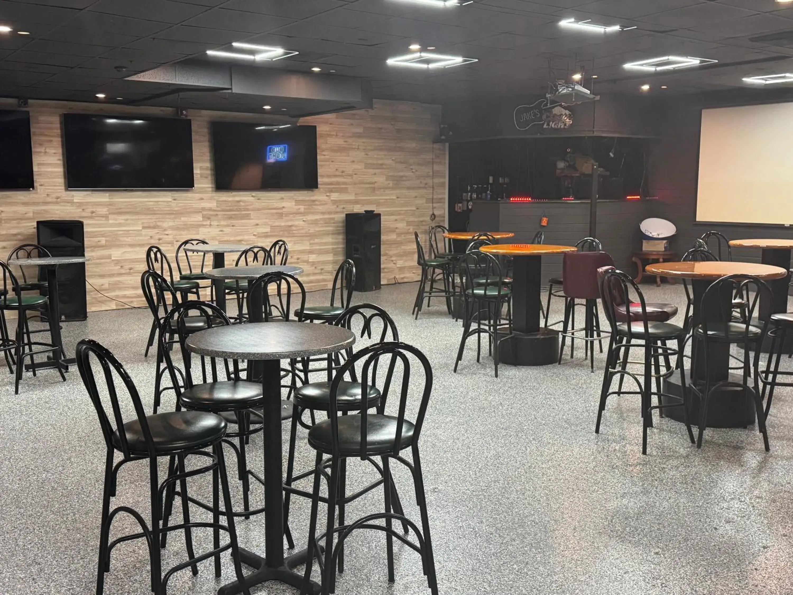 Lounge or bar in Clarion Inn & Suites Dothan South Lounge or bar in Clarion Inn & Suites Dothan South