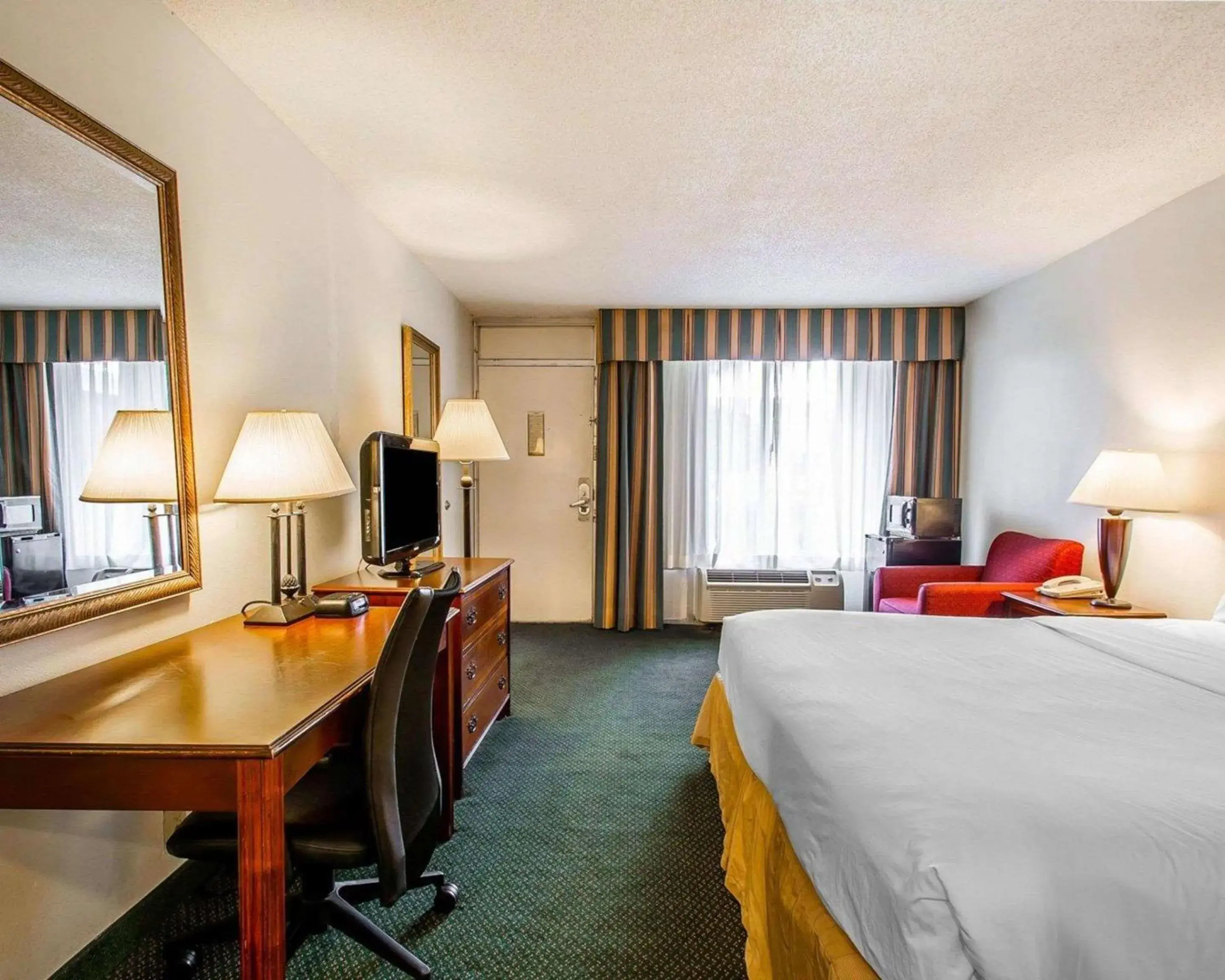 Photo of the whole room, Bed in Clarion Inn & Suites Dothan South