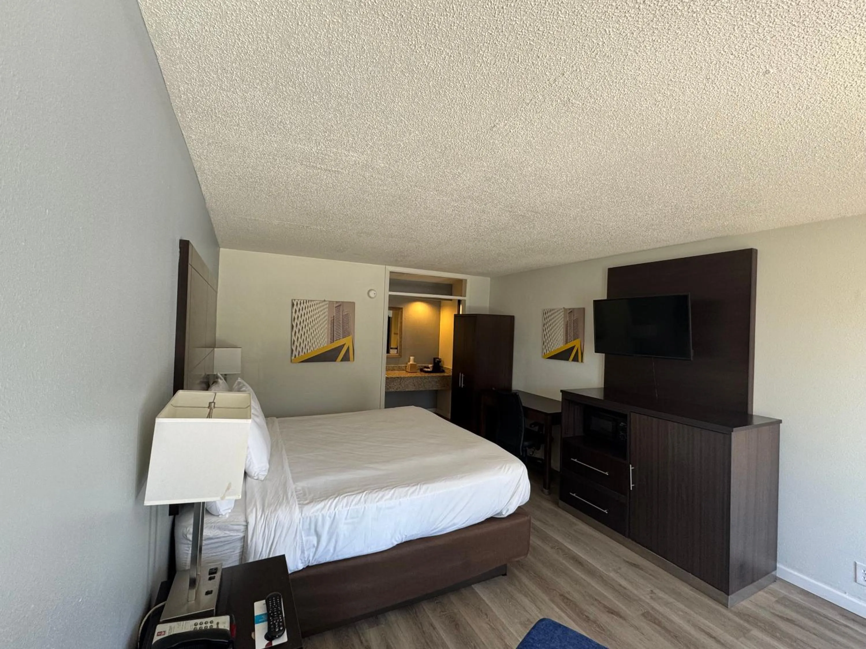 Bed in Clarion Inn & Suites Dothan South