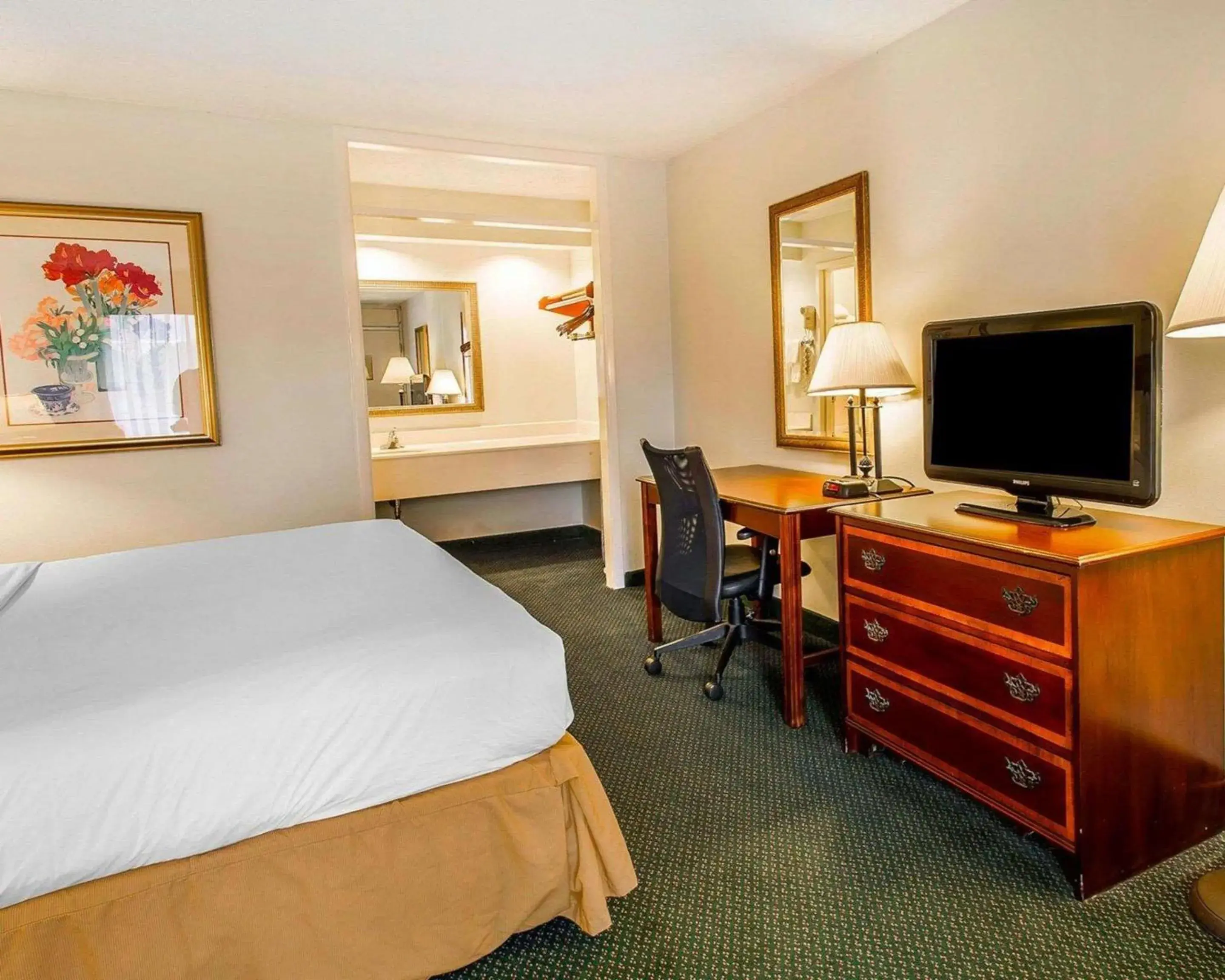 Photo of the whole room, Bed in Clarion Inn & Suites Dothan South