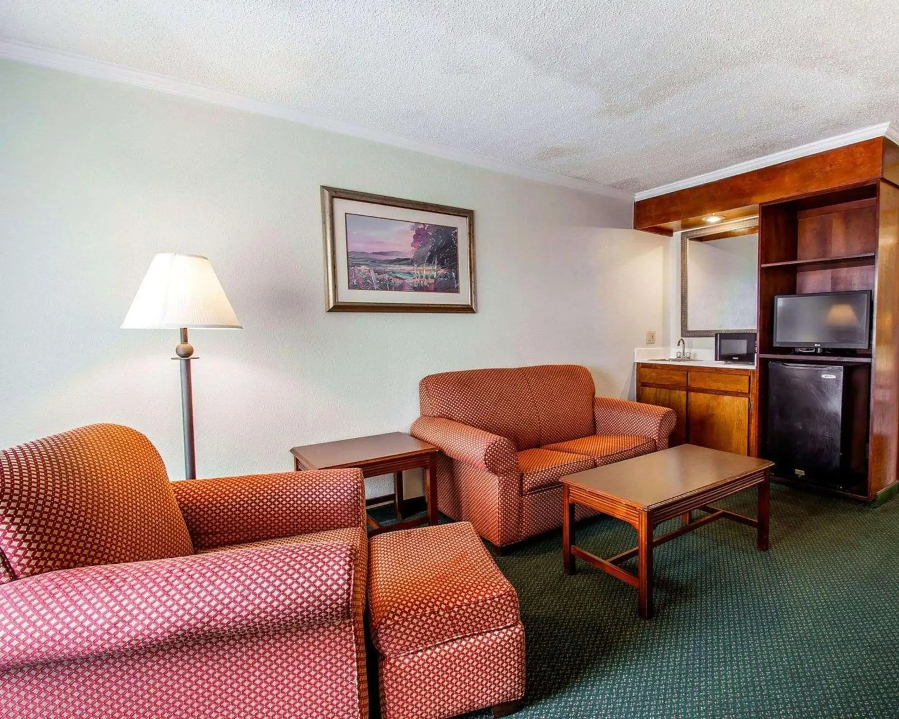 Photo of the whole room, Seating Area in Clarion Inn & Suites Dothan South