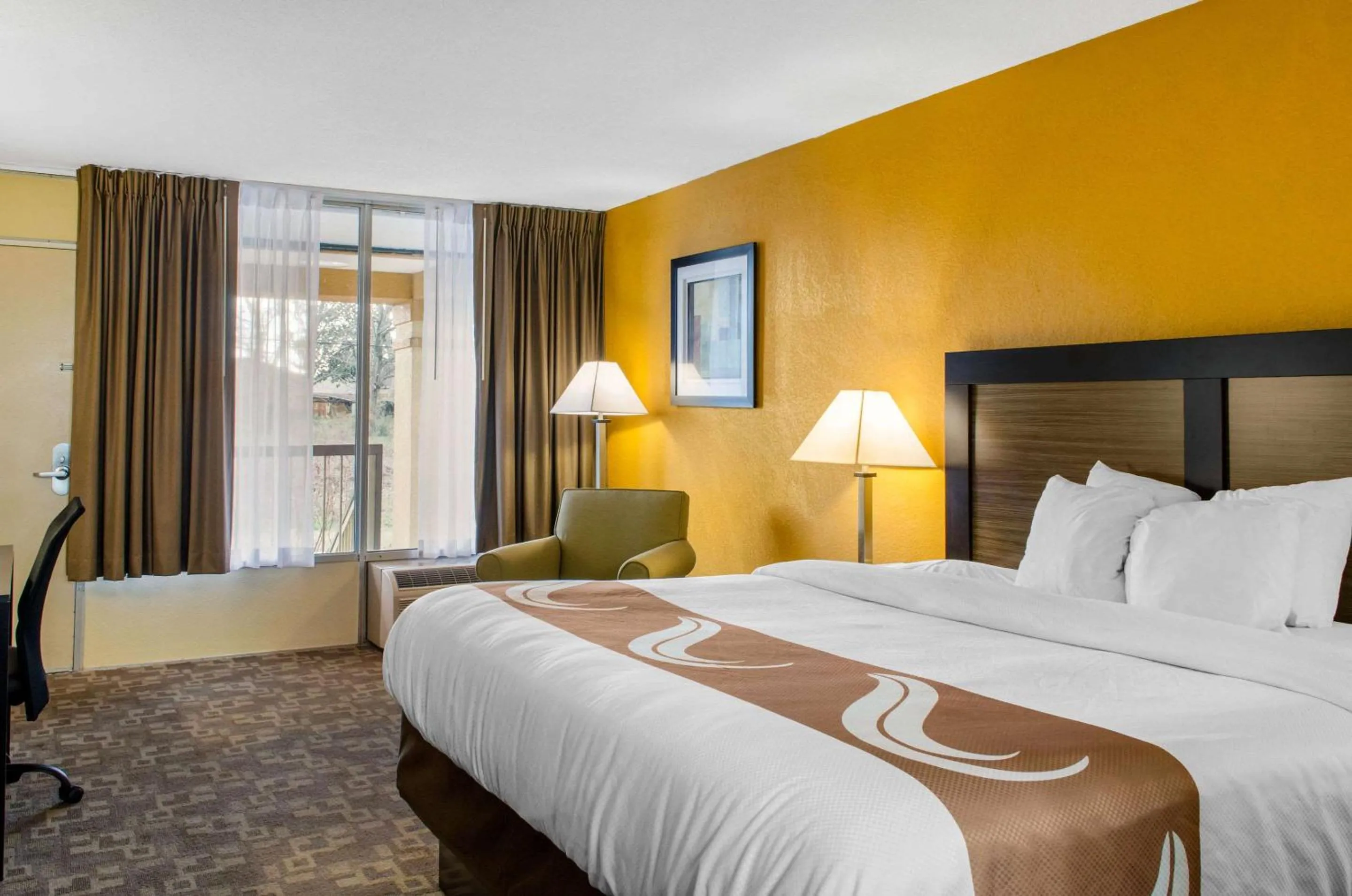 Bedroom, Bed in Quality Inn University Area