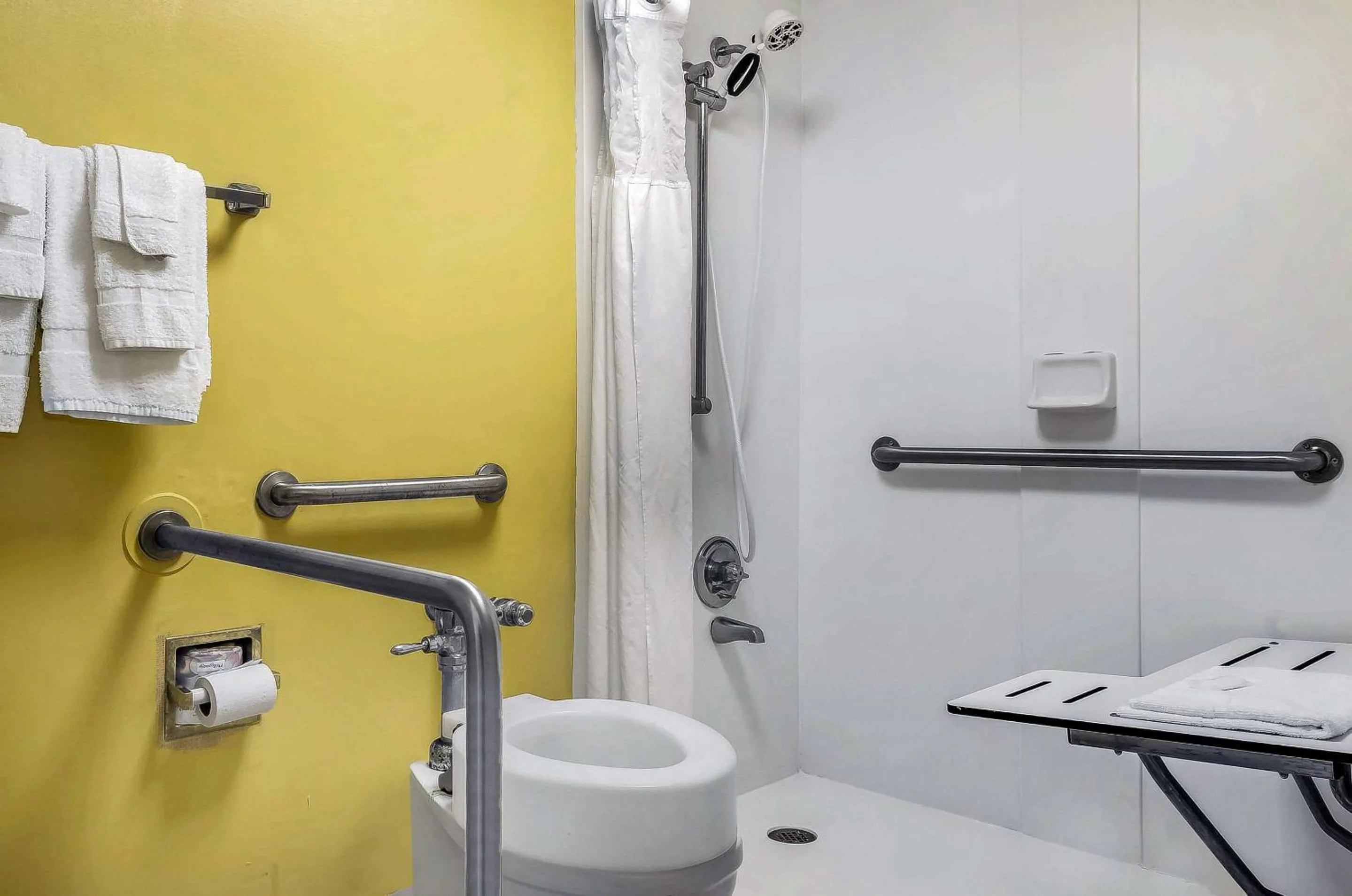 Bedroom in Quality Inn University Area